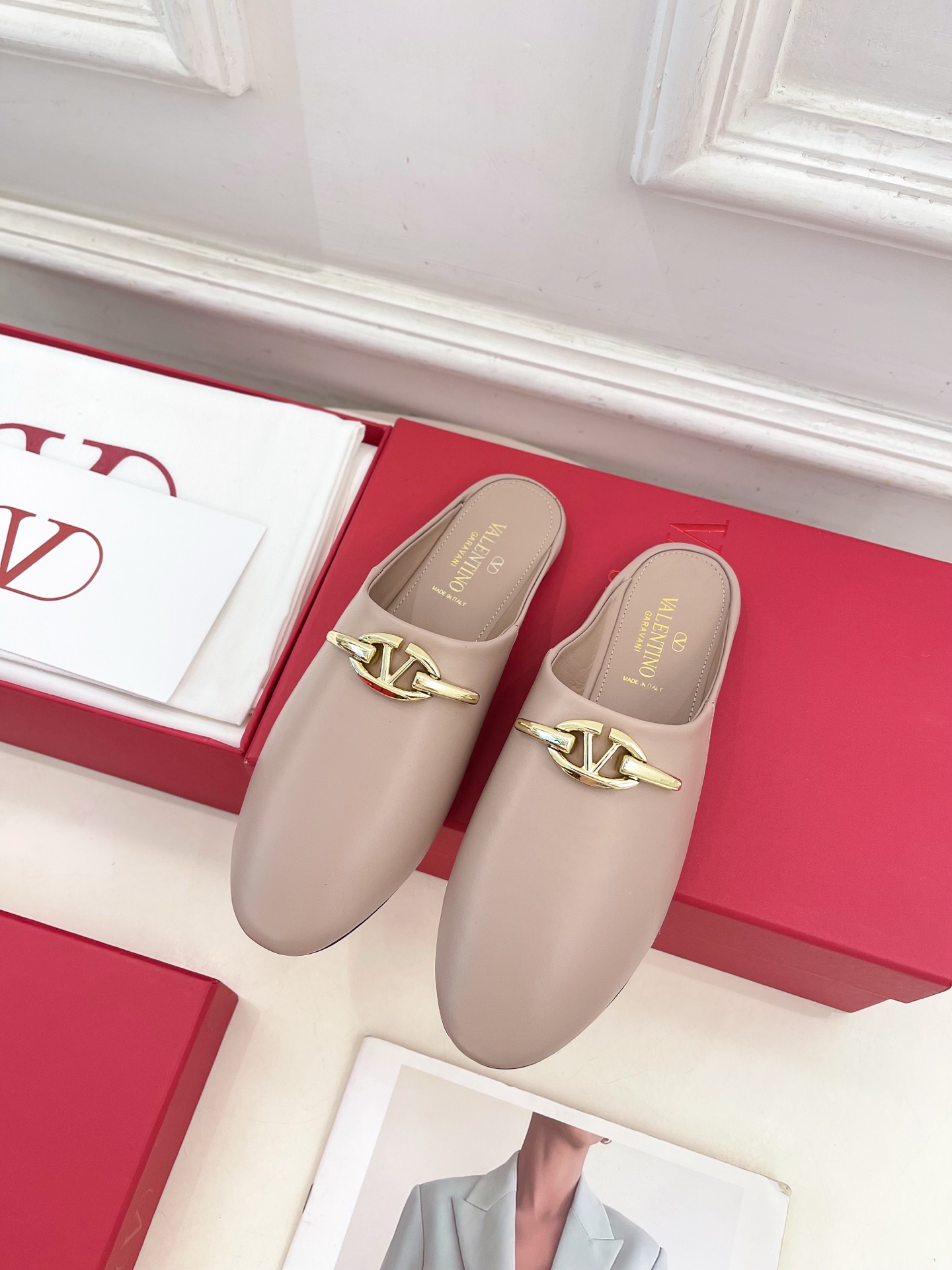 Valentino 华伦天奴 2024SS春夏新品 金色V扣元素穆勒鞋上新☑️
————————————