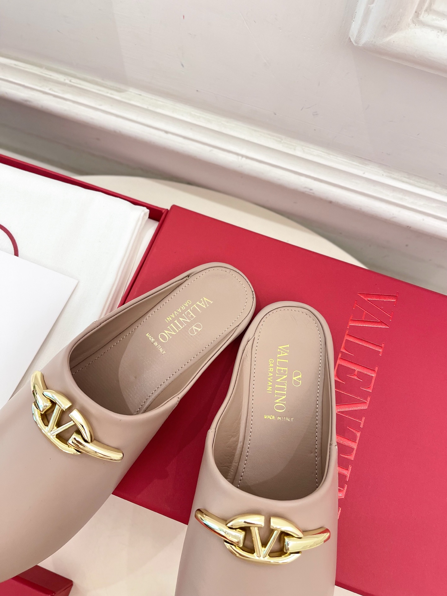 Valentino 华伦天奴 2024SS春夏新品 金色V扣元素穆勒鞋上新☑️
————————————