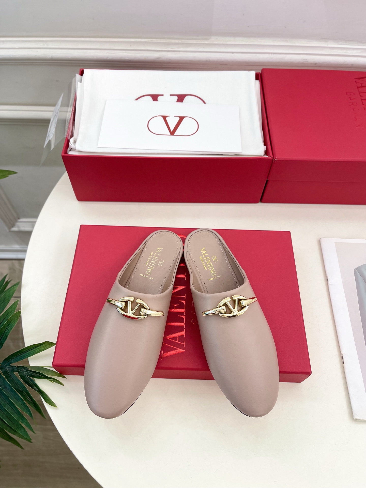 Valentino 华伦天奴 2024SS春夏新品 金色V扣元素穆勒鞋上新☑️
————————————