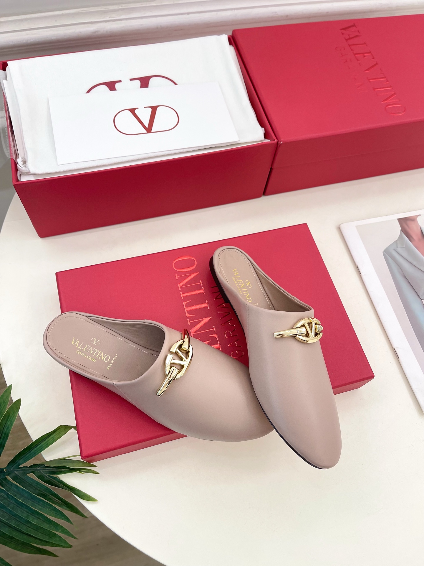 Valentino 华伦天奴 2024SS春夏新品 金色V扣元素穆勒鞋上新☑️
————————————