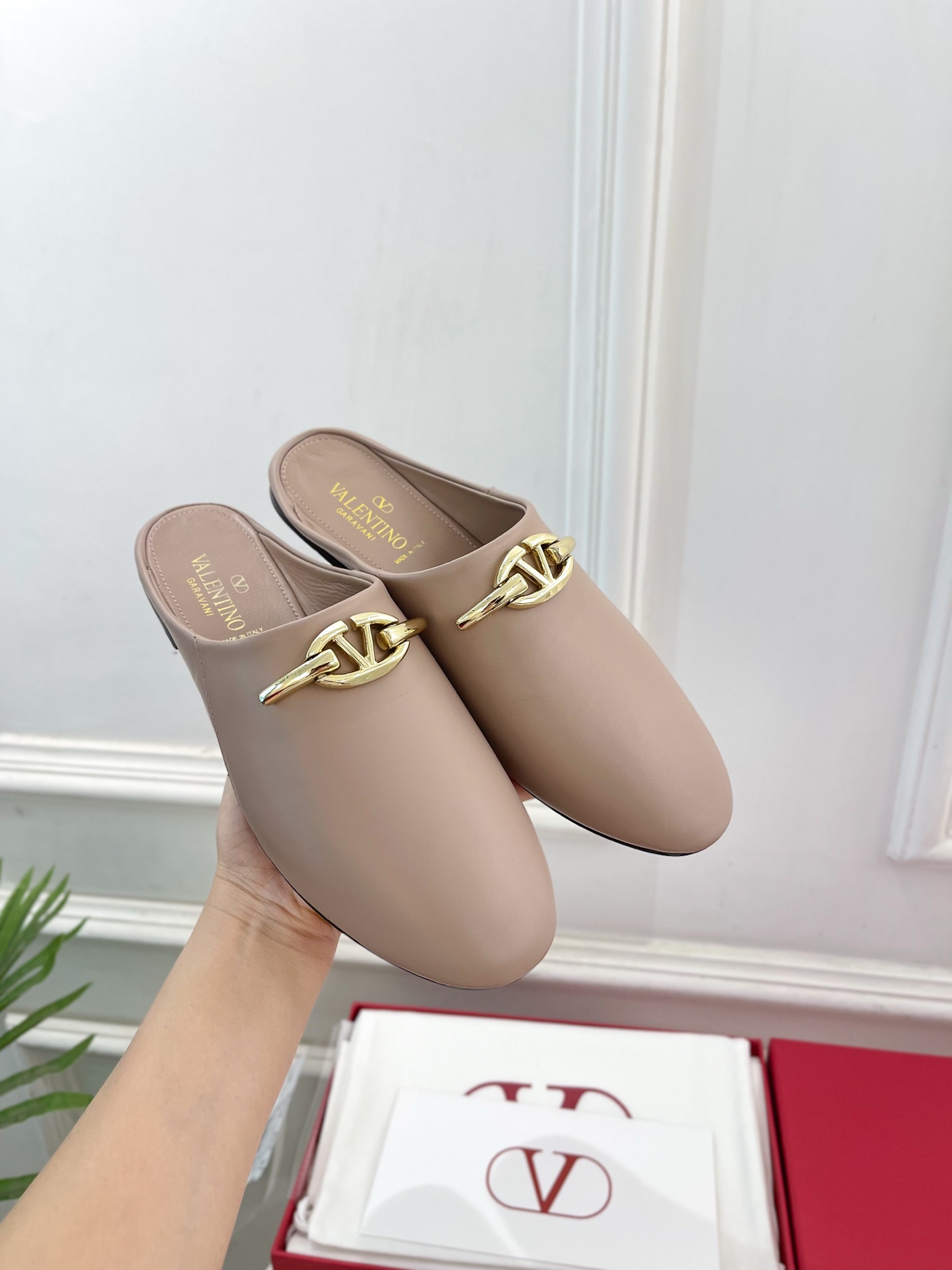 Valentino 华伦天奴 2024SS春夏新品 金色V扣元素穆勒鞋上新☑️
————————————