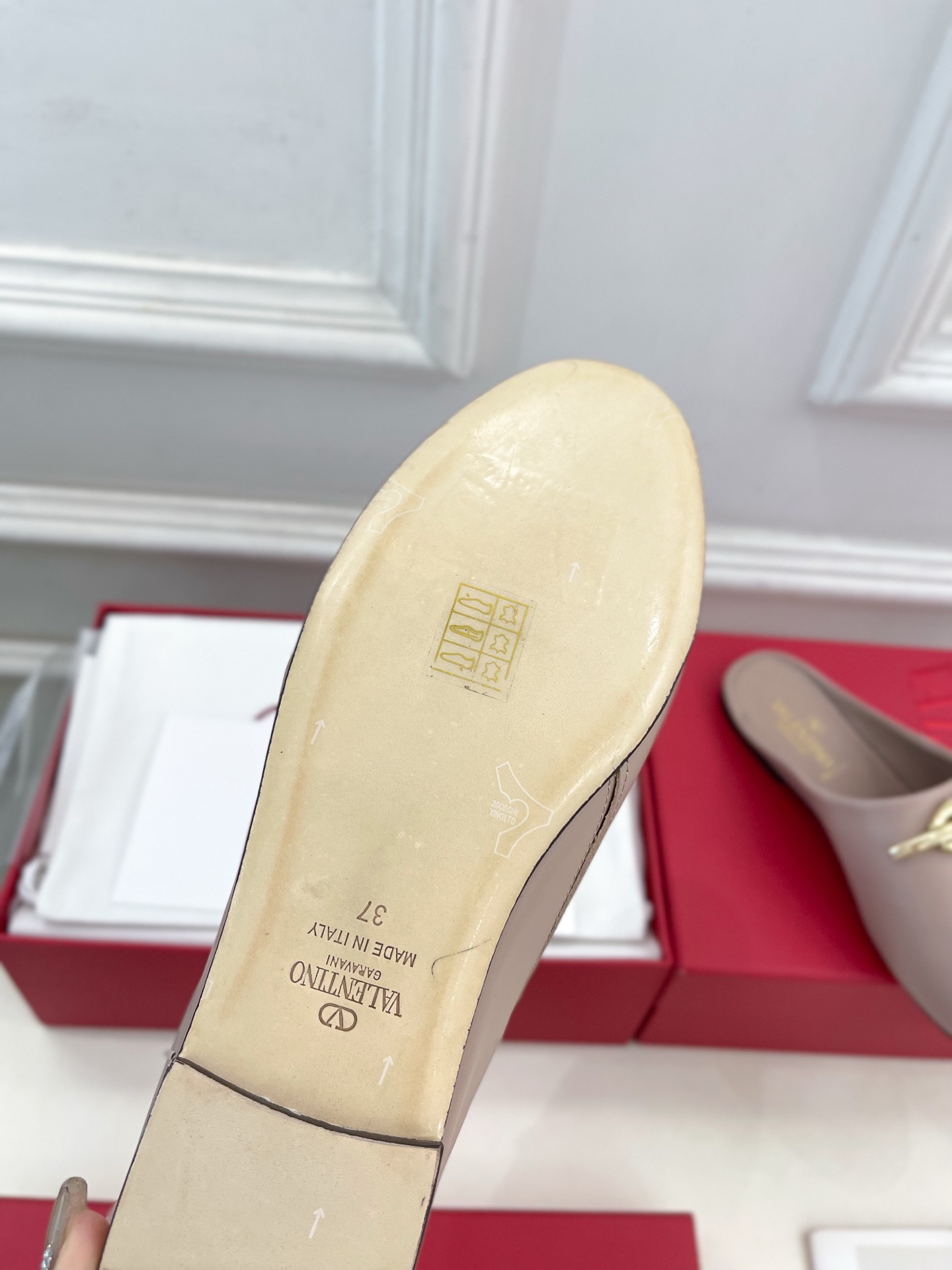 Valentino 华伦天奴 2024SS春夏新品 金色V扣元素穆勒鞋上新☑️
————————————