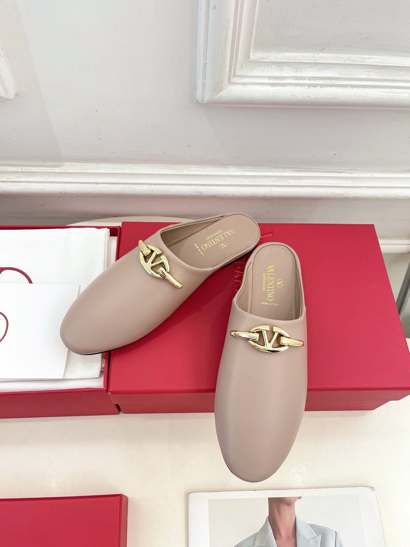 Valentino 华伦天奴 2024SS春夏新品 金色V扣元素穆勒鞋上新☑️
————————————