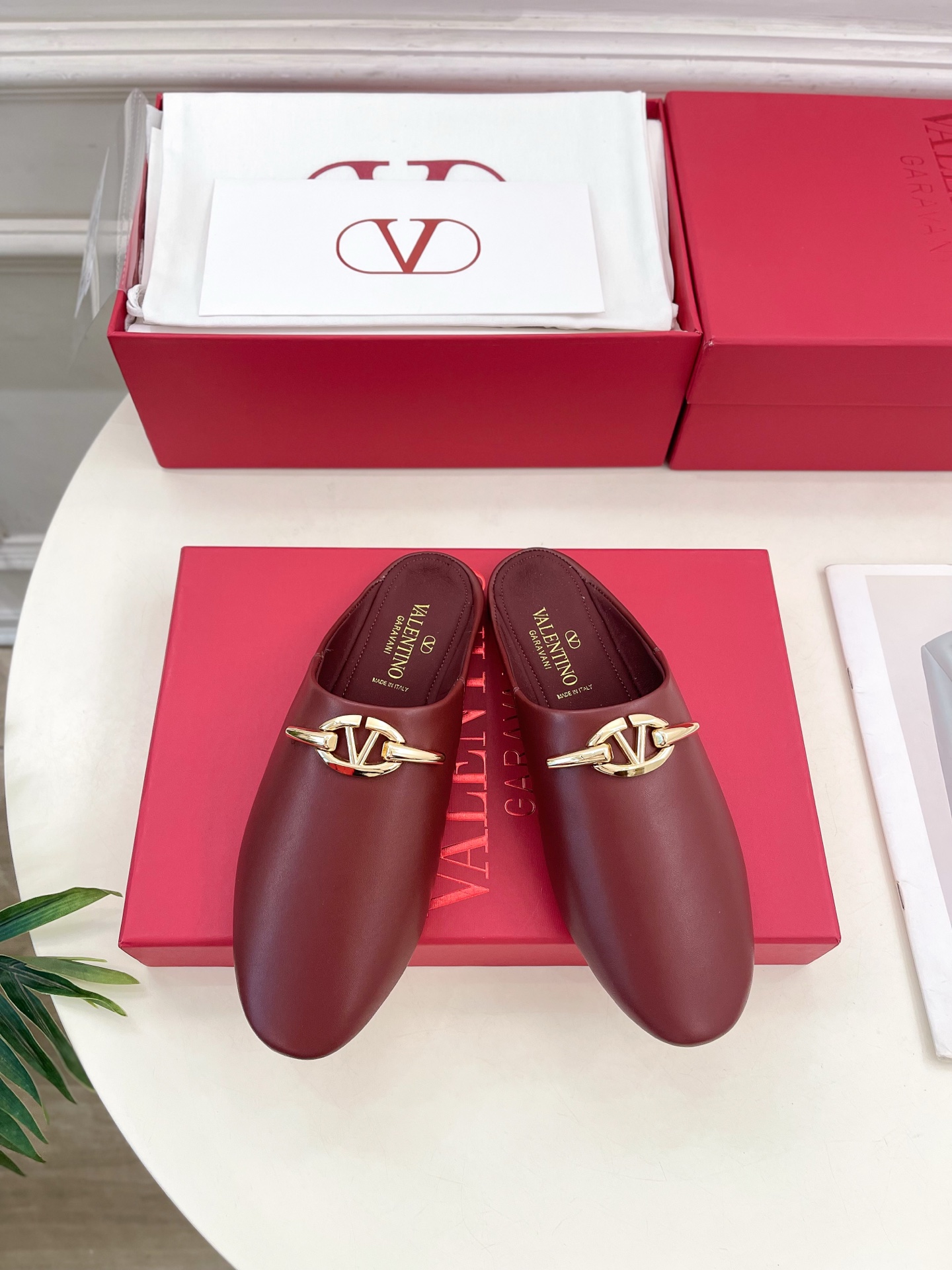 Valentino 华伦天奴 2024SS春夏新品 金色V扣元素穆勒鞋上新☑️
————————————
