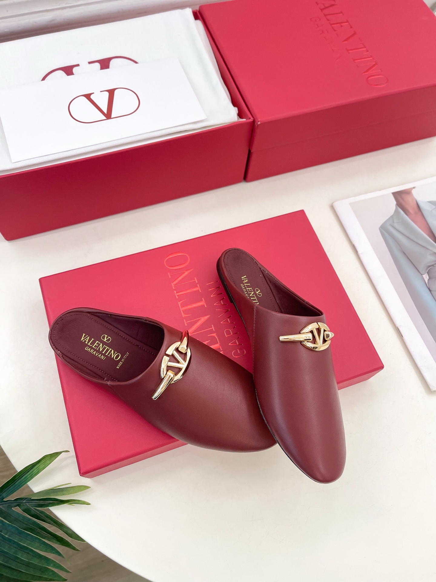 Valentino 华伦天奴 2024SS春夏新品 金色V扣元素穆勒鞋上新☑️
————————————