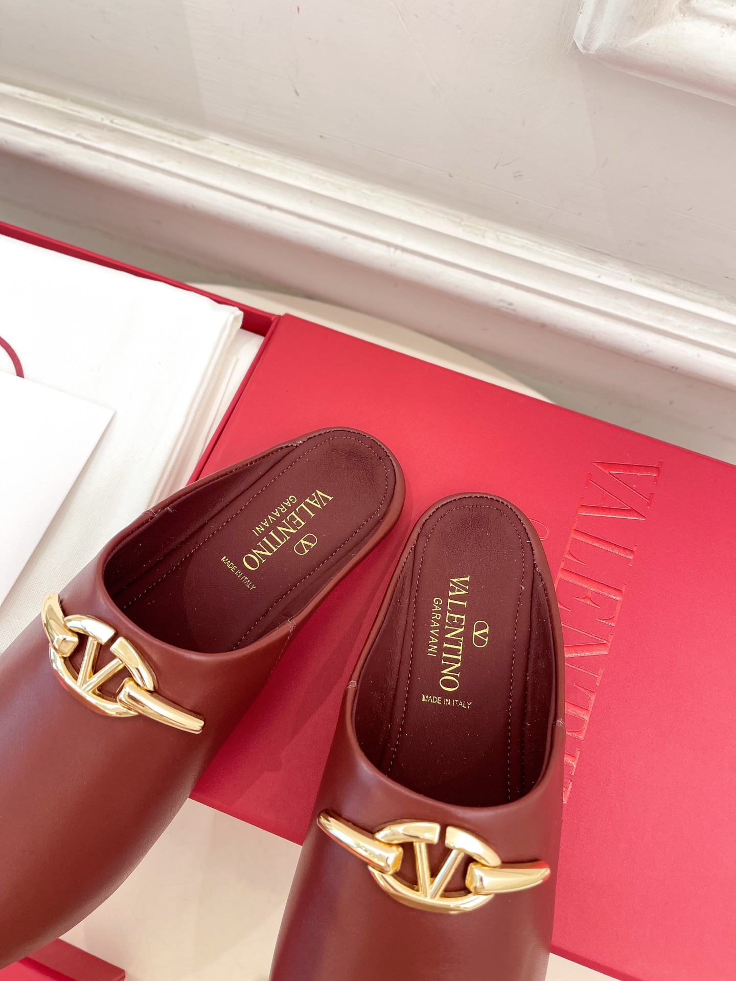 Valentino 华伦天奴 2024SS春夏新品 金色V扣元素穆勒鞋上新☑️
————————————