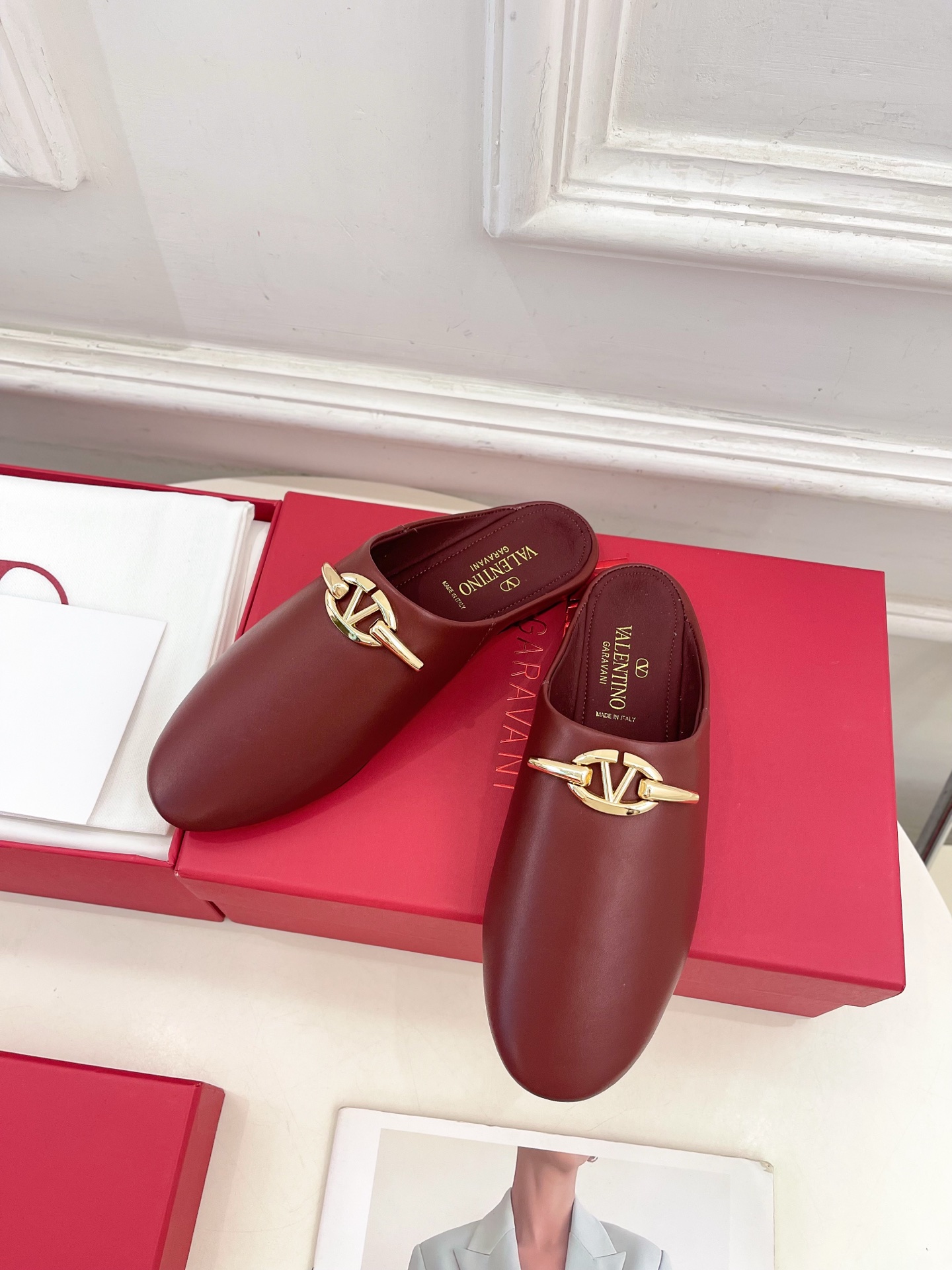 Valentino 华伦天奴 2024SS春夏新品 金色V扣元素穆勒鞋上新☑️
————————————