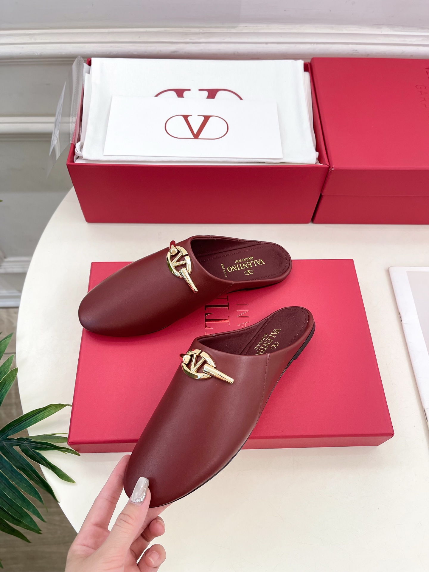 Valentino 华伦天奴 2024SS春夏新品 金色V扣元素穆勒鞋上新☑️
————————————