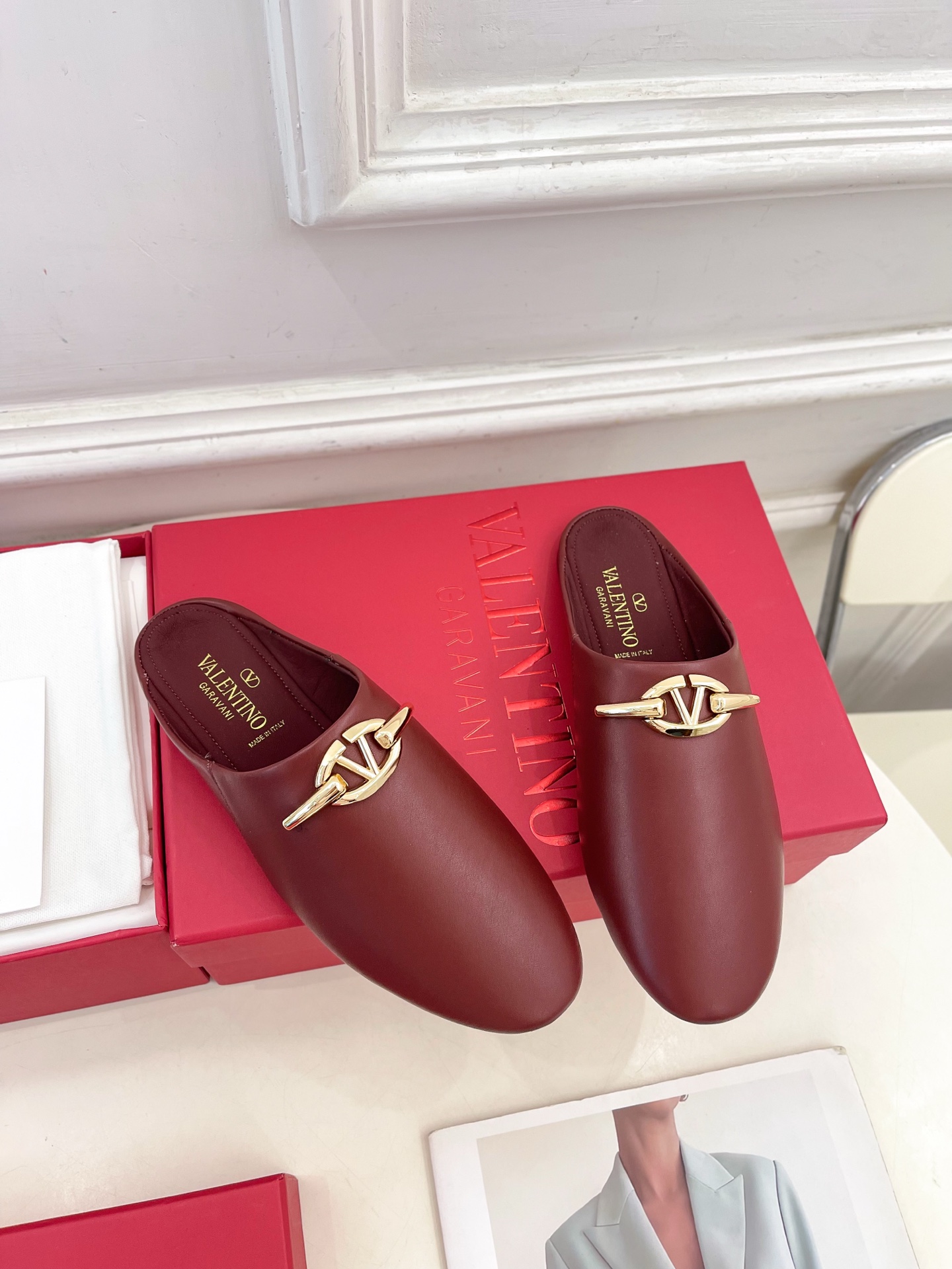 Valentino 华伦天奴 2024SS春夏新品 金色V扣元素穆勒鞋上新☑️
————————————