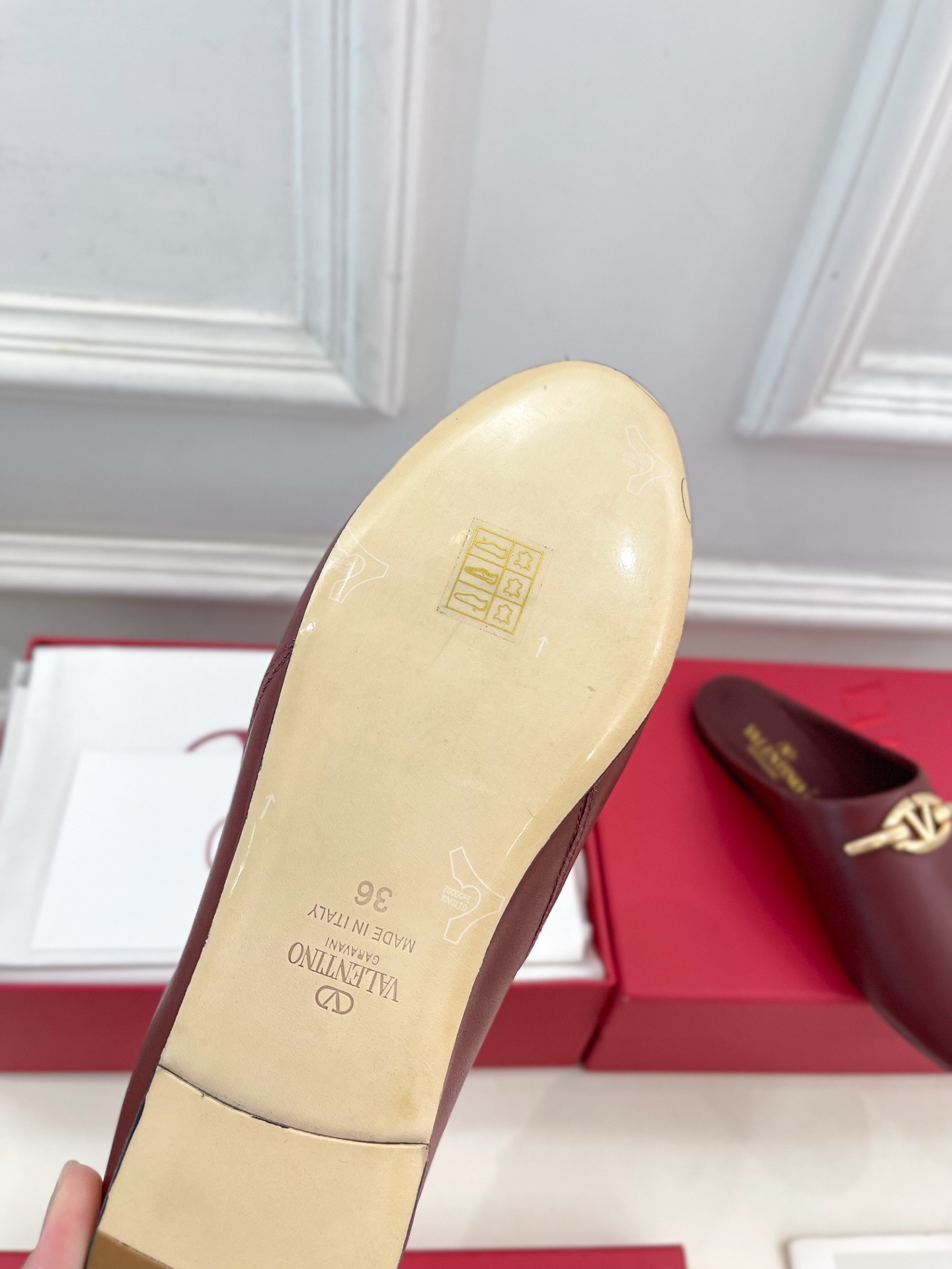 Valentino 华伦天奴 2024SS春夏新品 金色V扣元素穆勒鞋上新☑️
————————————