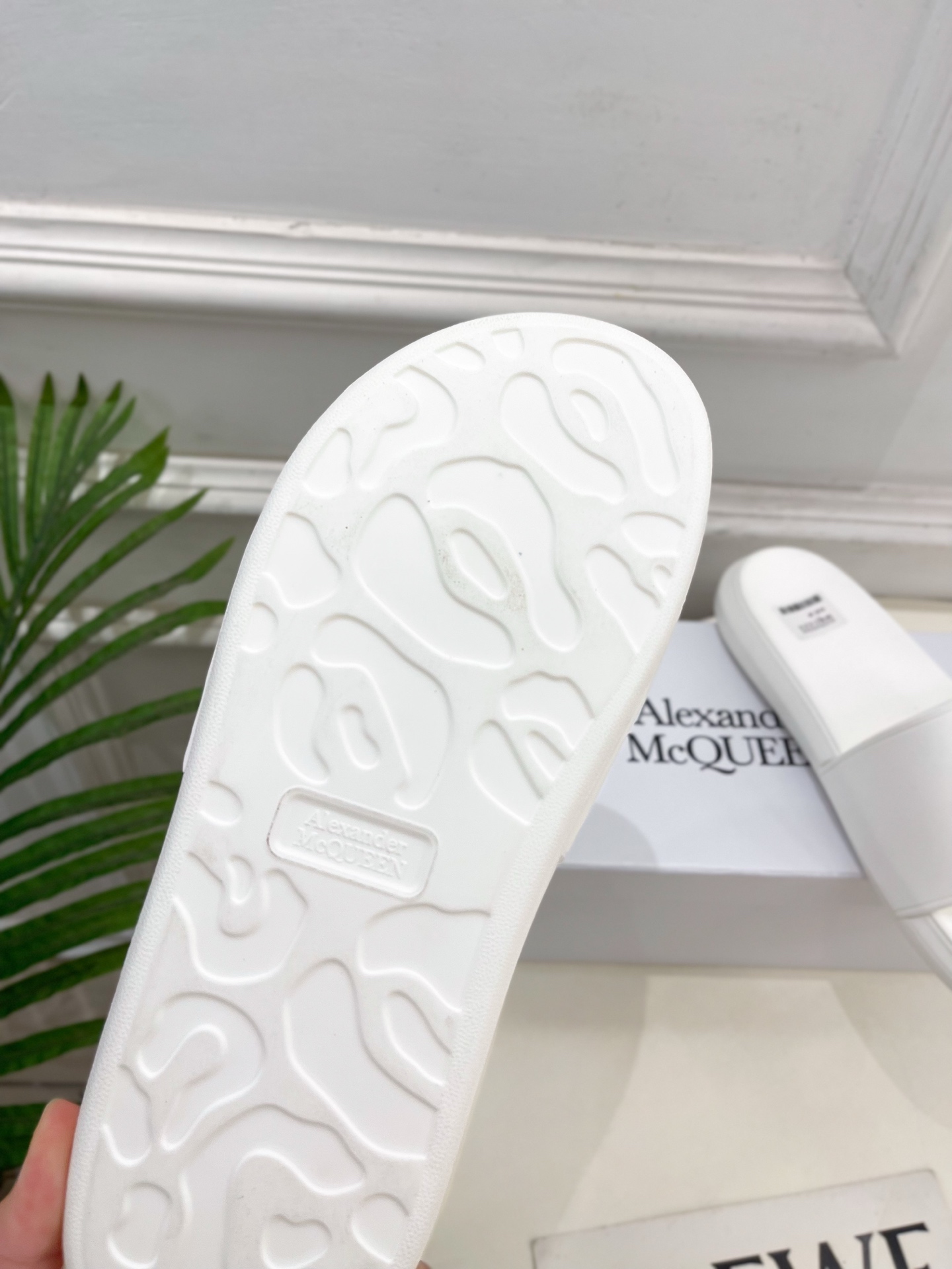 Alexander Mcqueen /麦昆 2025经典春夏懒人拖鞋
————————————
在欧美街