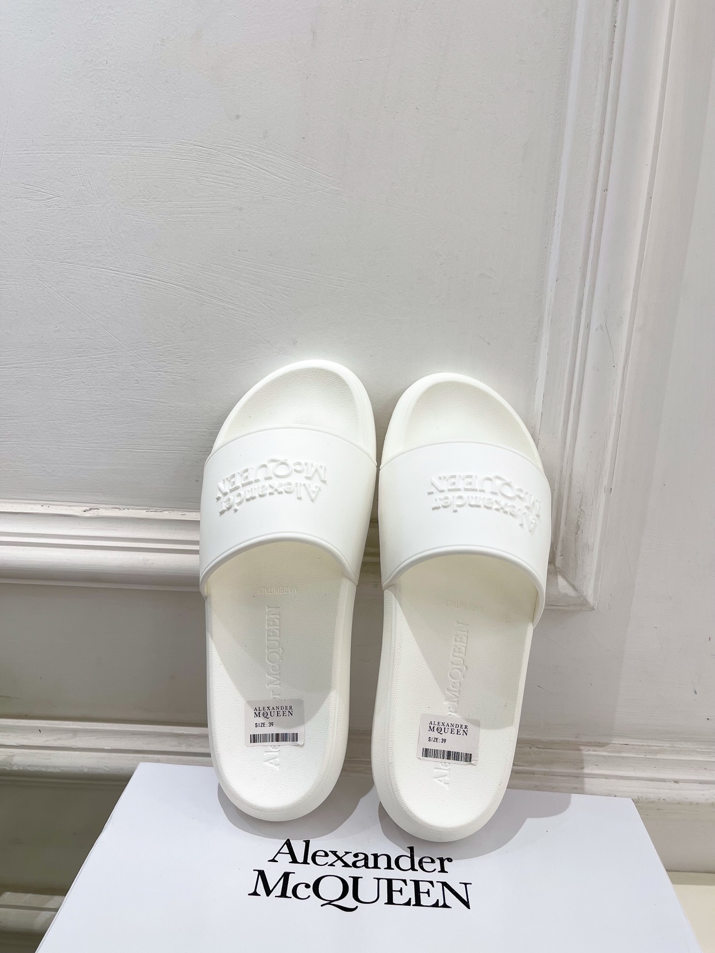 Alexander Mcqueen /麦昆 2025经典春夏懒人拖鞋
————————————
在欧美街