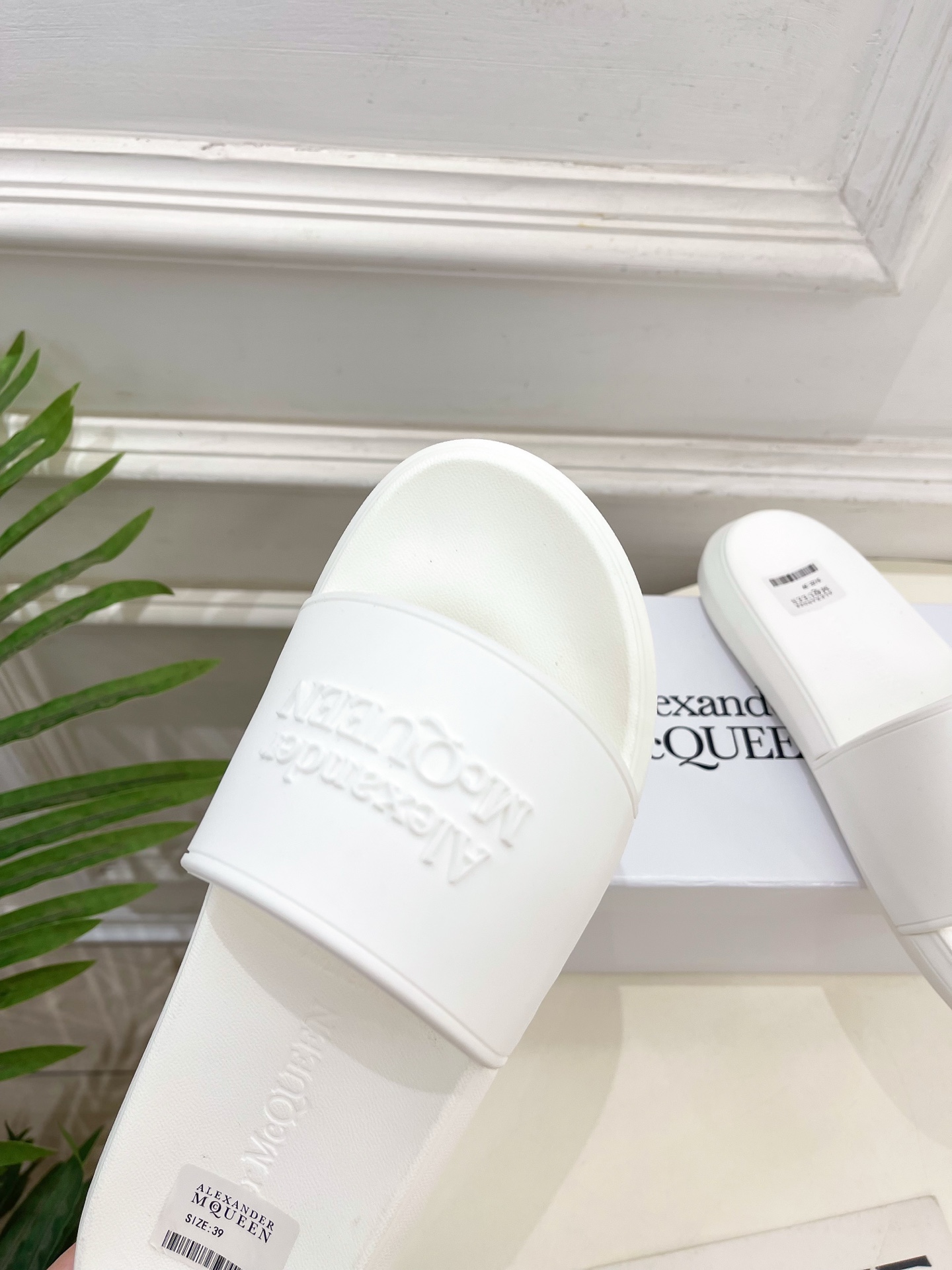 Alexander Mcqueen /麦昆 2025经典春夏懒人拖鞋
————————————
在欧美街