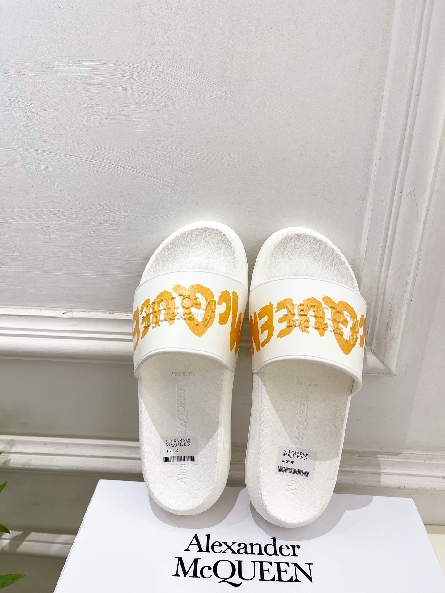 Alexander Mcqueen /麦昆 2025经典春夏懒人拖鞋
————————————
在欧美街
