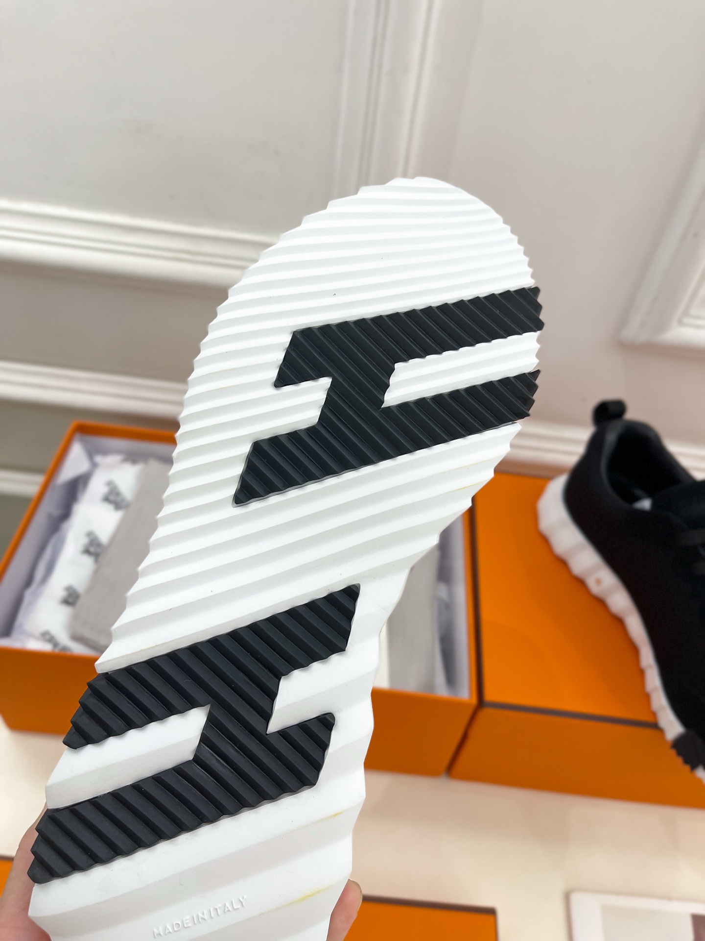 🐎𝐇𝐄𝐑𝐌𝐄* 爱玛仕 25𝐬𝐬 

🌈2025春夏新品 专柜新款  经典情侣款运动鞋系列〰

◽鞋面：