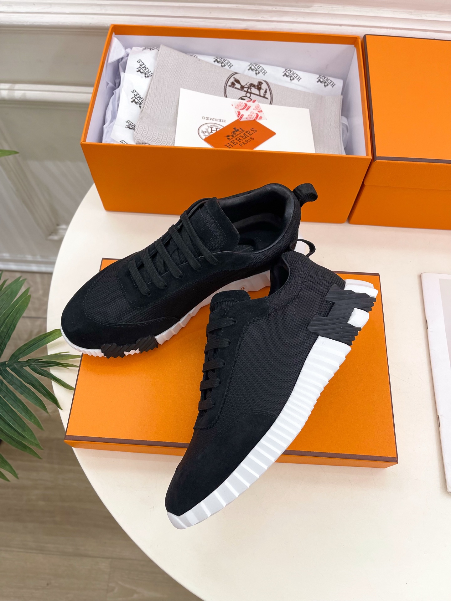 🐎𝐇𝐄𝐑𝐌𝐄* 爱玛仕 25𝐬𝐬 

🌈2025春夏新品 专柜新款  经典情侣款运动鞋系列〰

◽鞋面：