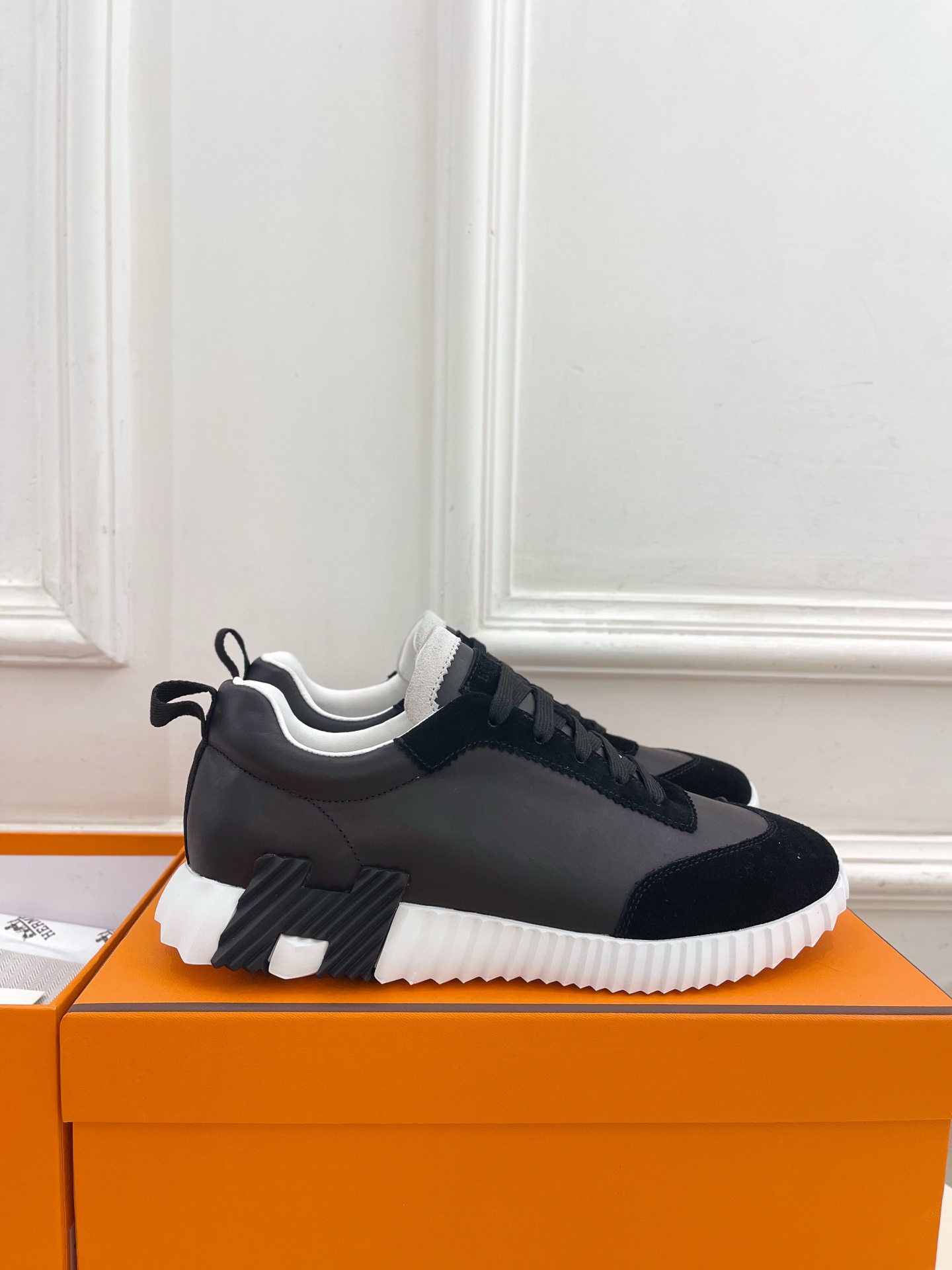 🐎𝐇𝐄𝐑𝐌𝐄* 爱玛仕 25𝐬𝐬 

🌈2025春夏新品 专柜新款  经典情侣款运动鞋系列〰

◽鞋面：