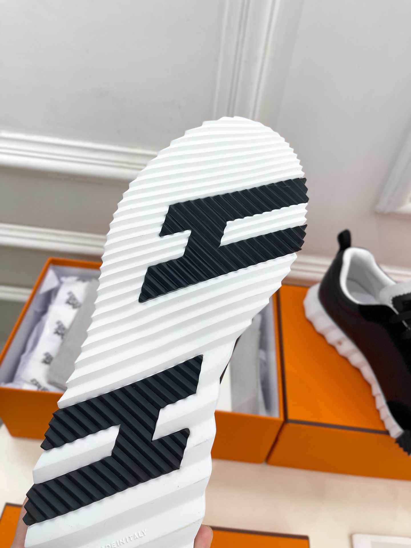 🐎𝐇𝐄𝐑𝐌𝐄* 爱玛仕 25𝐬𝐬 

🌈2025春夏新品 专柜新款  经典情侣款运动鞋系列〰

◽鞋面：