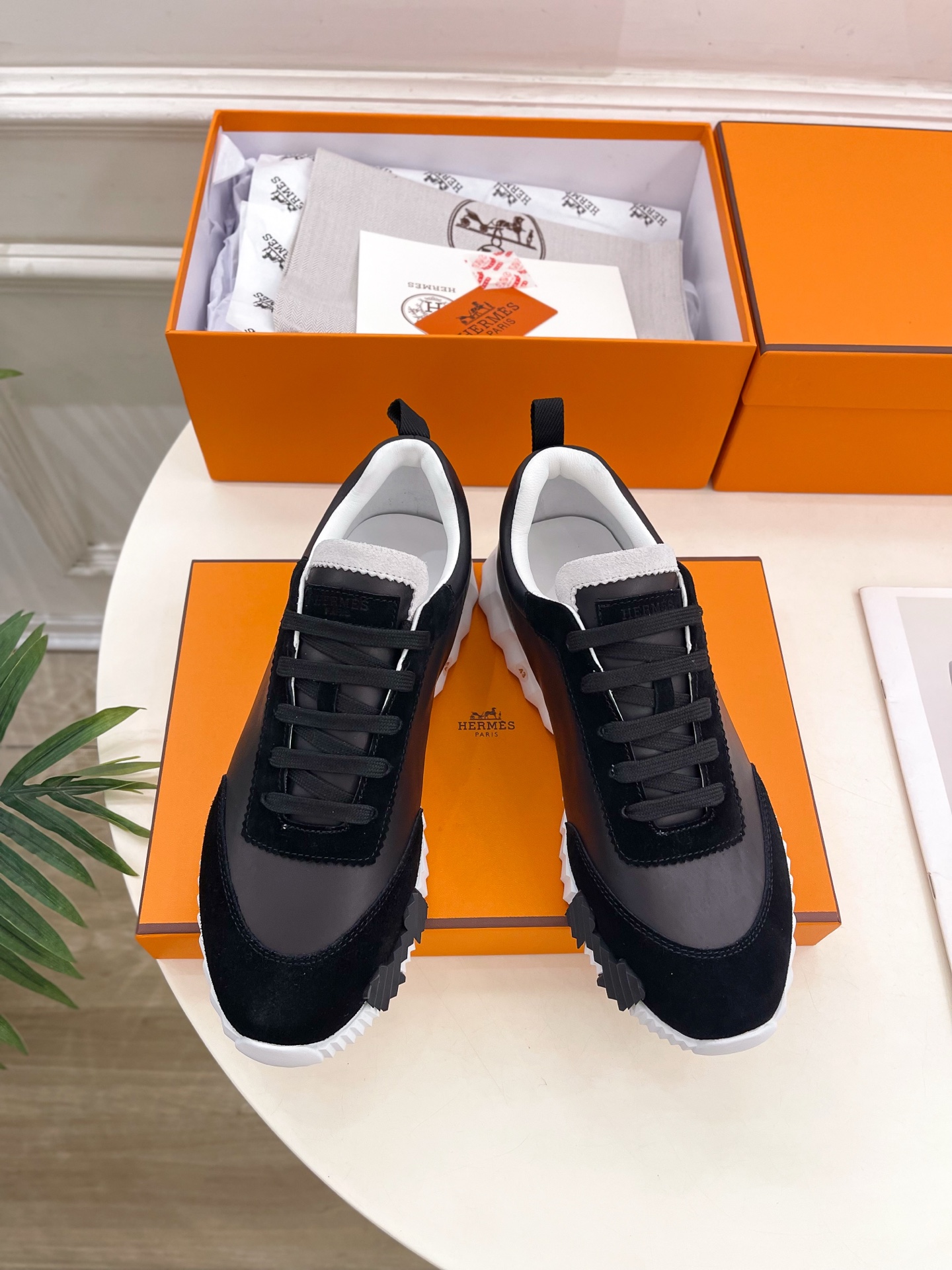 🐎𝐇𝐄𝐑𝐌𝐄* 爱玛仕 25𝐬𝐬 

🌈2025春夏新品 专柜新款  经典情侣款运动鞋系列〰

◽鞋面：