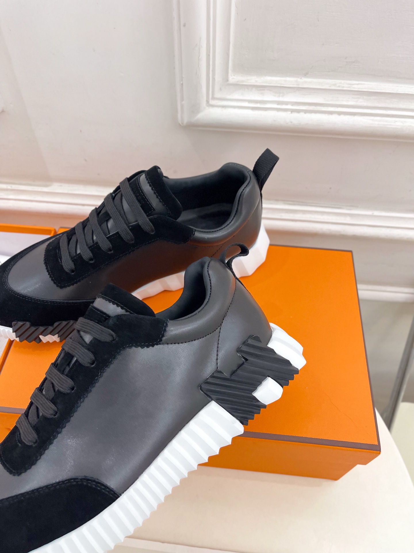🐎𝐇𝐄𝐑𝐌𝐄* 爱玛仕 25𝐬𝐬 

🌈2025春夏新品 专柜新款  经典情侣款运动鞋系列〰

◽鞋面：