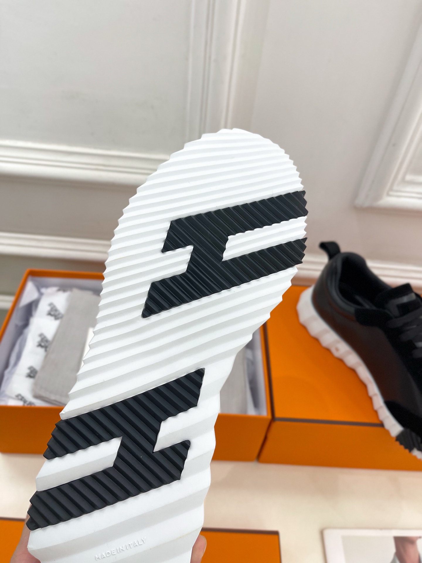 🐎𝐇𝐄𝐑𝐌𝐄* 爱玛仕 25𝐬𝐬 

🌈2025春夏新品 专柜新款  经典情侣款运动鞋系列〰

◽鞋面：
