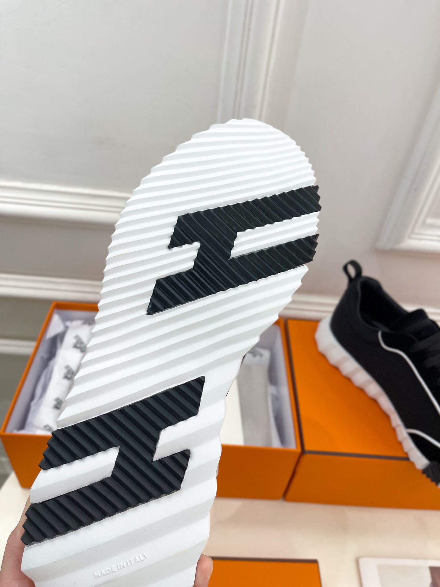 🐎𝐇𝐄𝐑𝐌𝐄* 爱玛仕 25𝐬𝐬 

🌈2025春夏新品 专柜新款  经典情侣款运动鞋系列〰

◽鞋面：