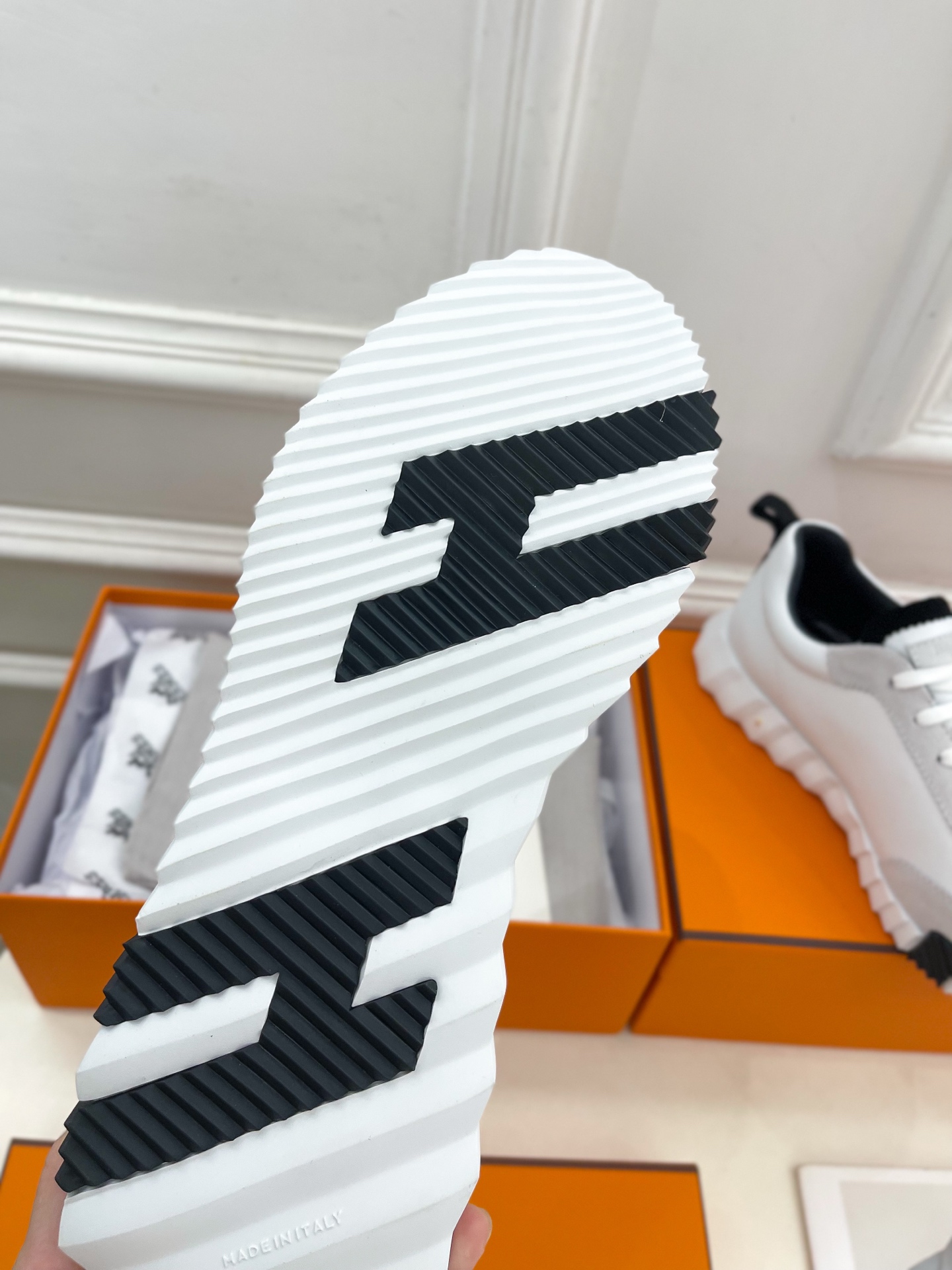 🐎𝐇𝐄𝐑𝐌𝐄* 爱玛仕 25𝐬𝐬 

🌈2025春夏新品 专柜新款  经典情侣款运动鞋系列〰

◽鞋面：