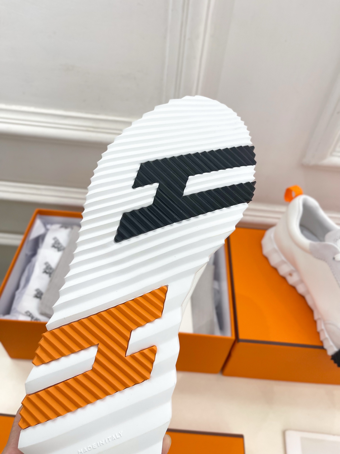 🐎𝐇𝐄𝐑𝐌𝐄* 爱玛仕 25𝐬𝐬 

🌈2025春夏新品 专柜新款  经典情侣款运动鞋系列〰

◽鞋面：