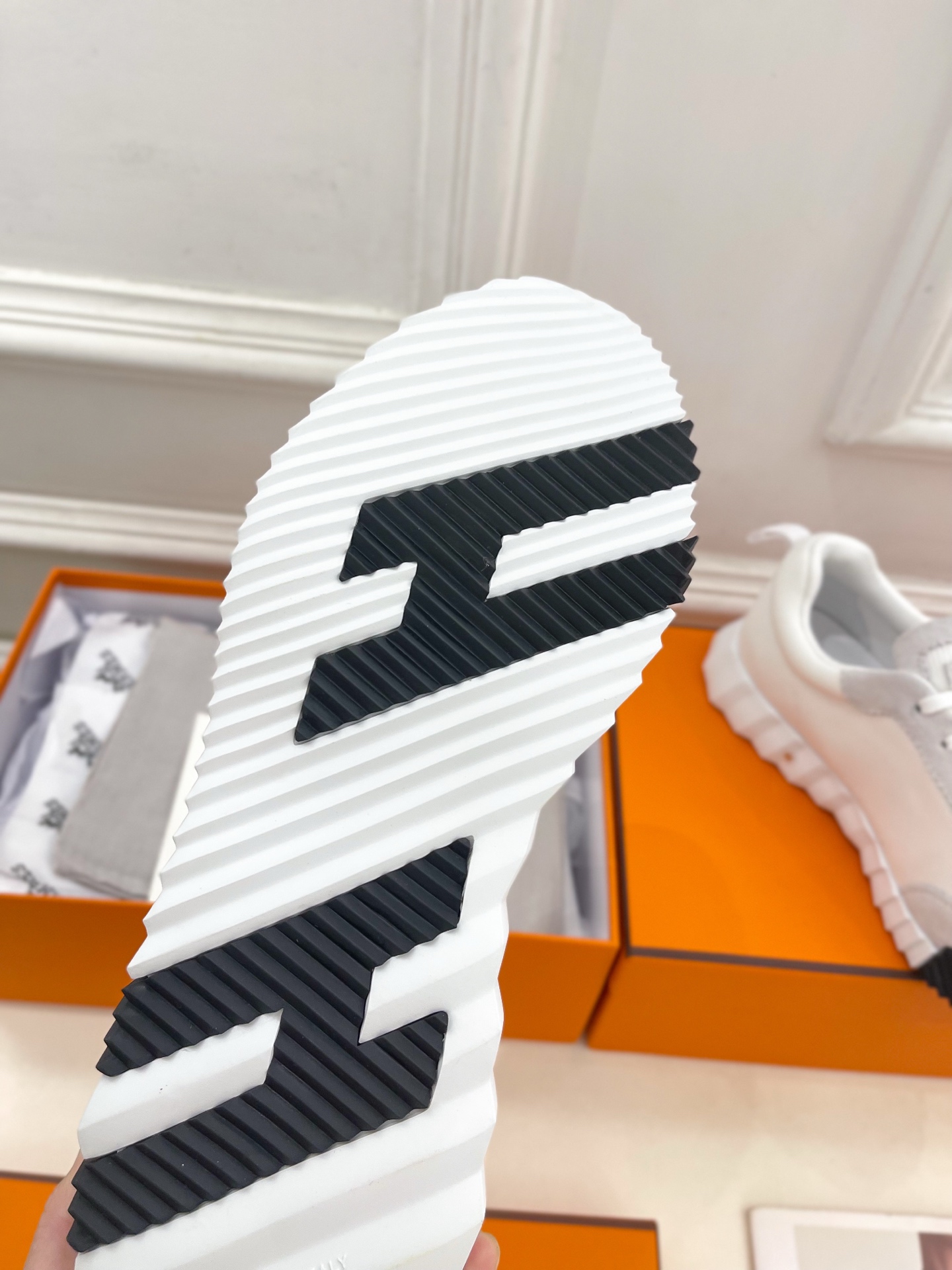 🐎𝐇𝐄𝐑𝐌𝐄* 爱玛仕 25𝐬𝐬 

🌈2025春夏新品 专柜新款  经典情侣款运动鞋系列〰

◽鞋面：