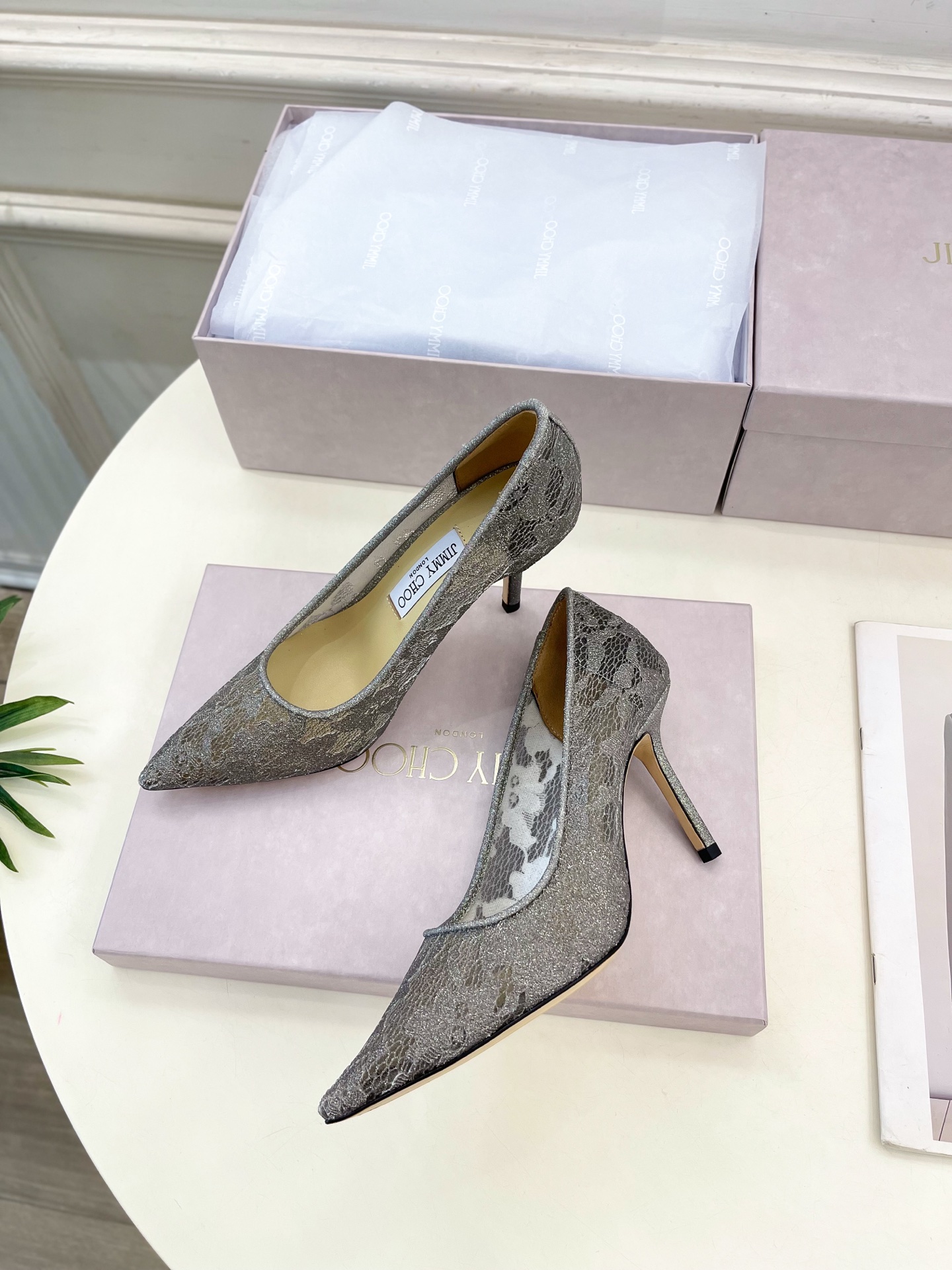 JimmyChoo✨吉米周 25ss ———
    
2025春夏新品 专柜最新JC蕾丝尖头高跟鞋 名