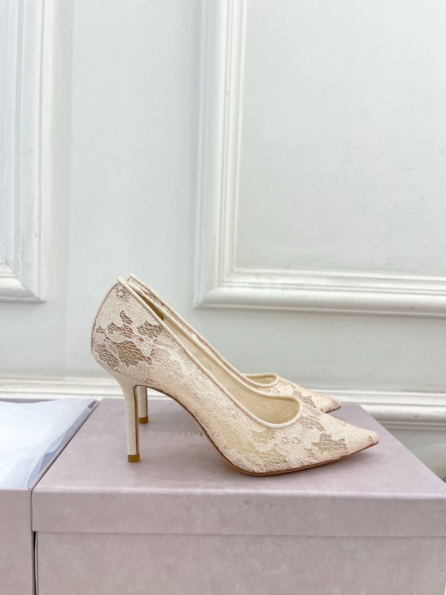 JimmyChoo✨吉米周 25ss ———
    
2025春夏新品 专柜最新JC蕾丝尖头高跟鞋 名