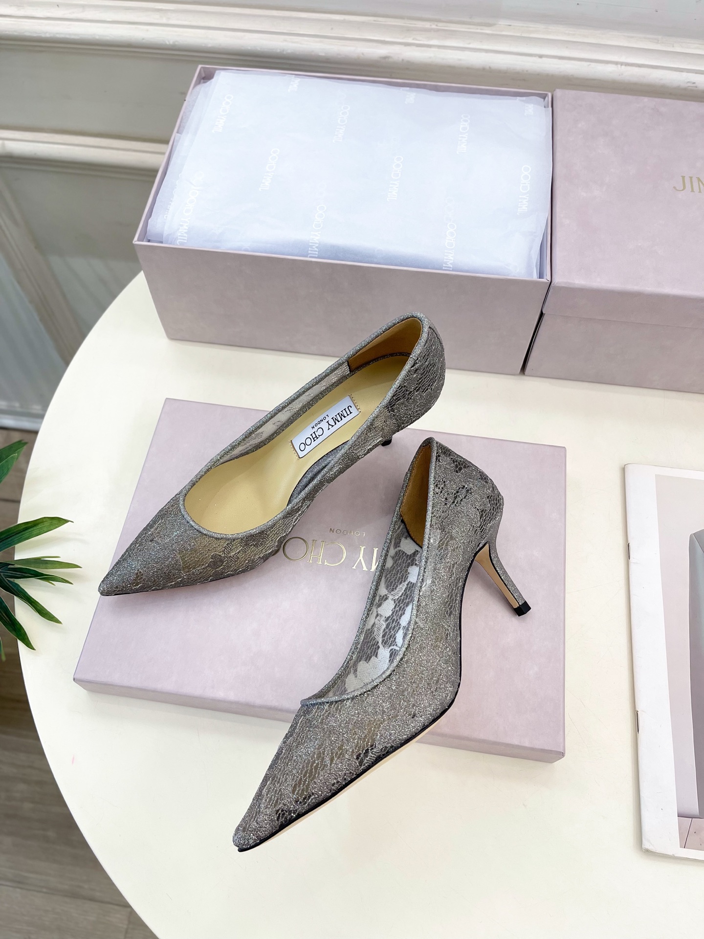 JimmyChoo✨吉米周 25ss ———
    
2025春夏新品 专柜最新JC蕾丝尖头高跟鞋 名