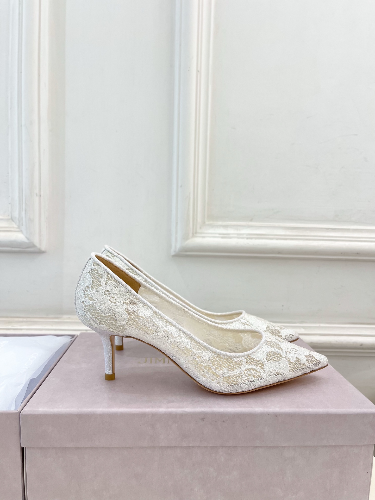 JimmyChoo✨吉米周 25ss ———
    
2025春夏新品 专柜最新JC蕾丝尖头高跟鞋 名