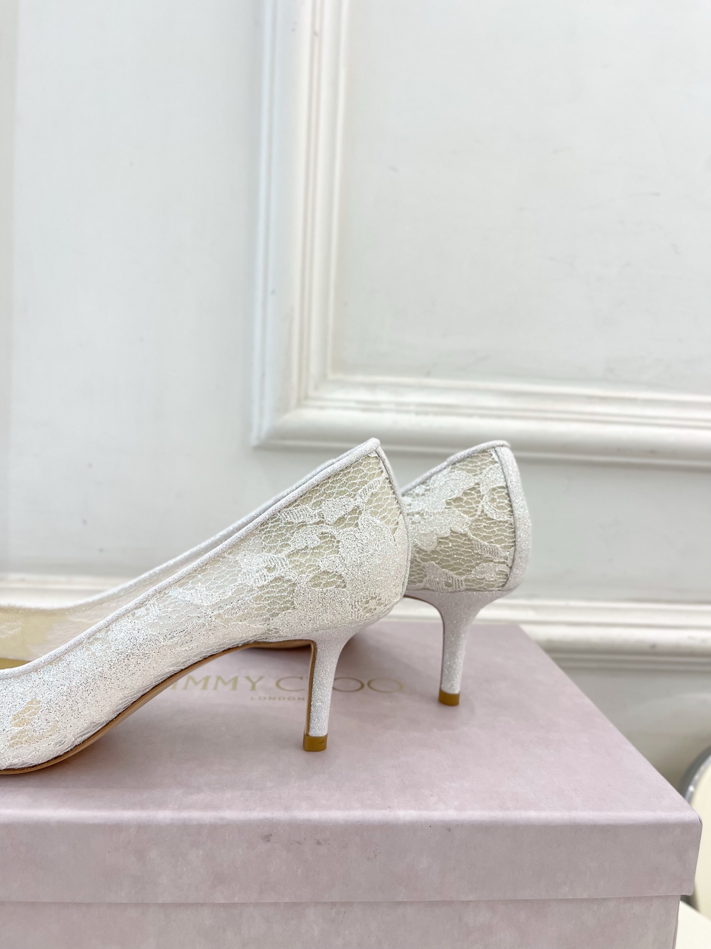 JimmyChoo✨吉米周 25ss ———
    
2025春夏新品 专柜最新JC蕾丝尖头高跟鞋 名