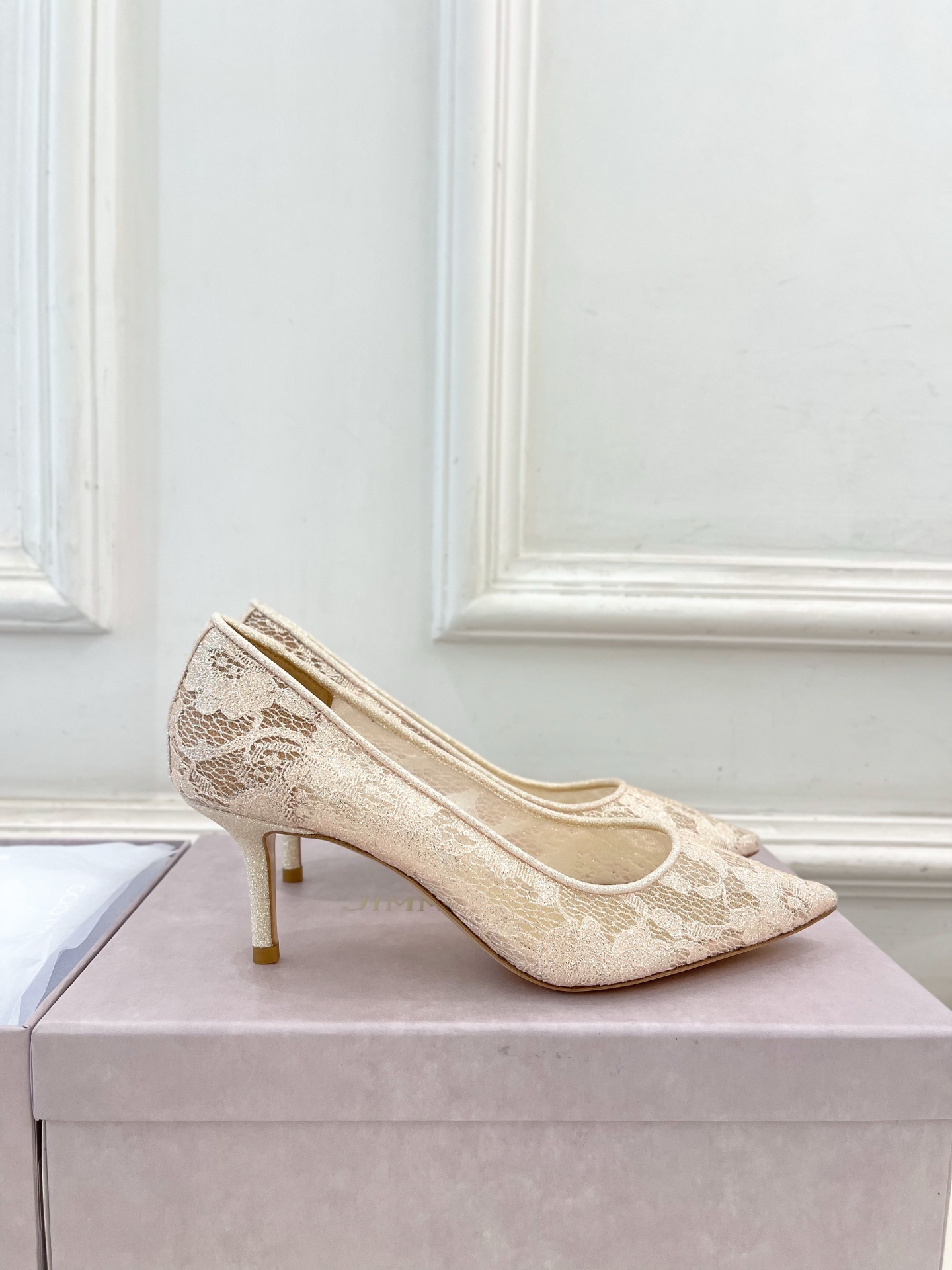 JimmyChoo✨吉米周 25ss ———
    
2025春夏新品 专柜最新JC蕾丝尖头高跟鞋 名