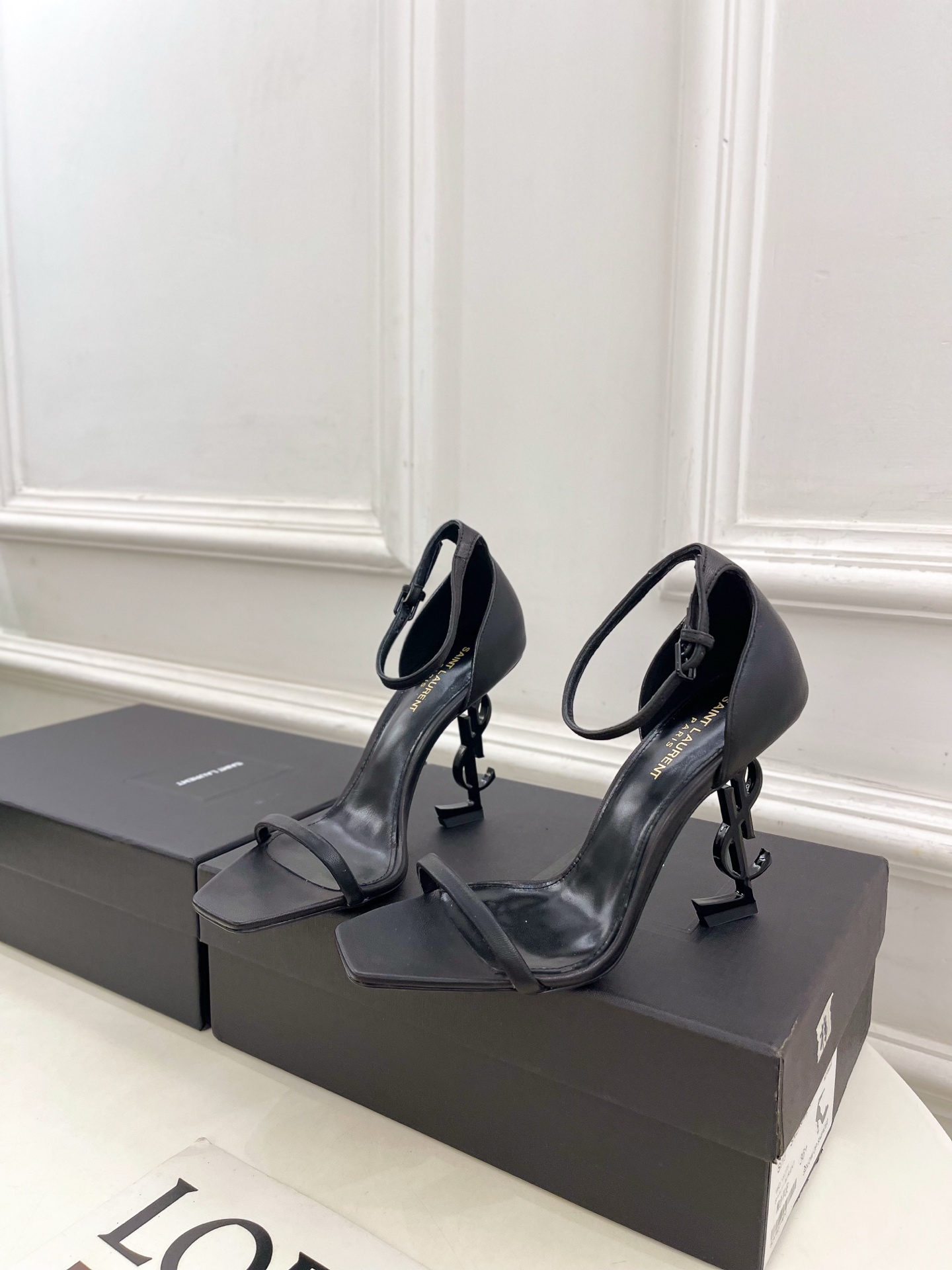 SAIN*LAURENT  圣罗兰 2025春夏新品 YSL字母跟一字带高跟凉鞋上新☑️
———————