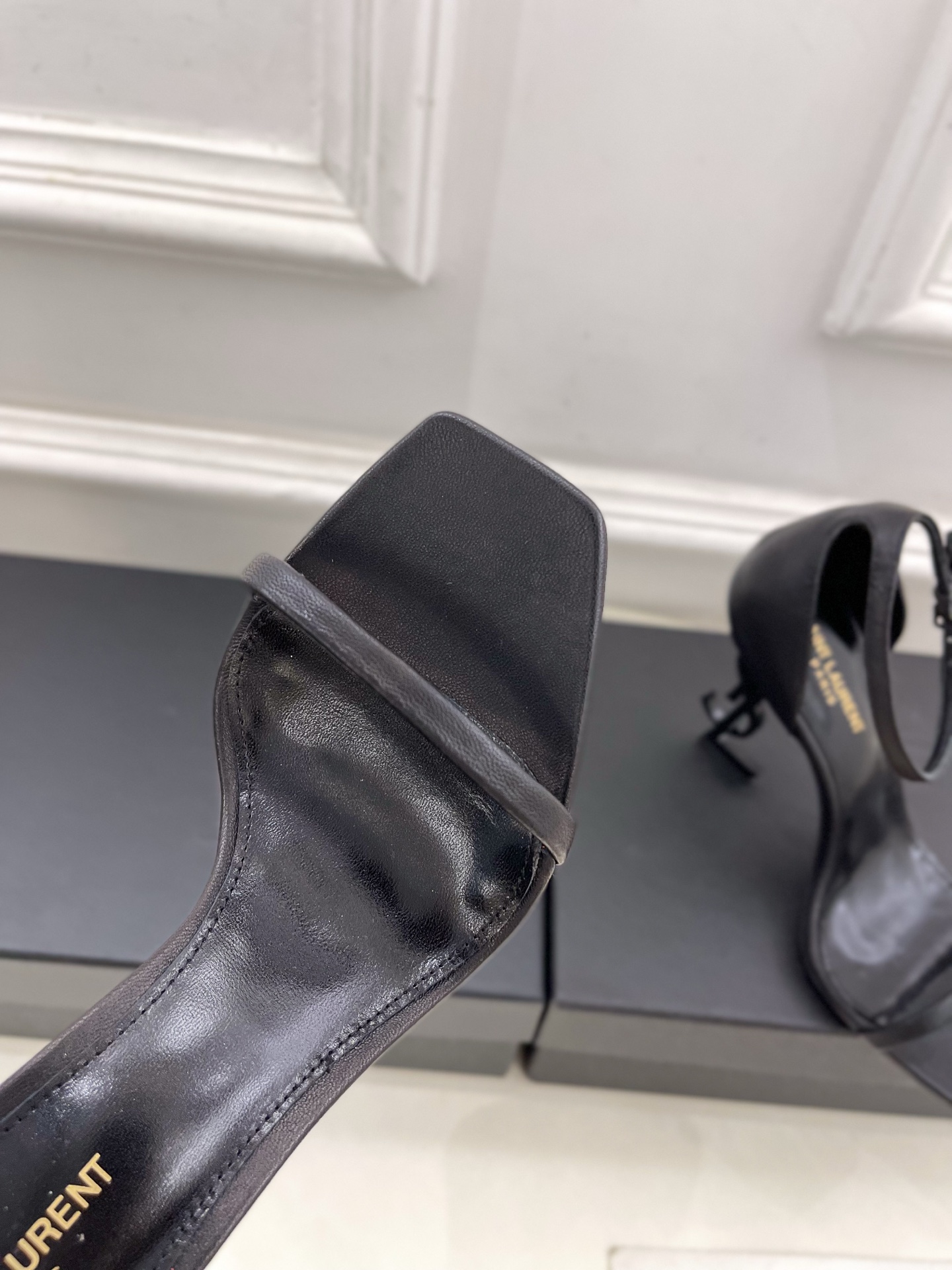 SAIN*LAURENT  圣罗兰 2025春夏新品 YSL字母跟一字带高跟凉鞋上新☑️
———————