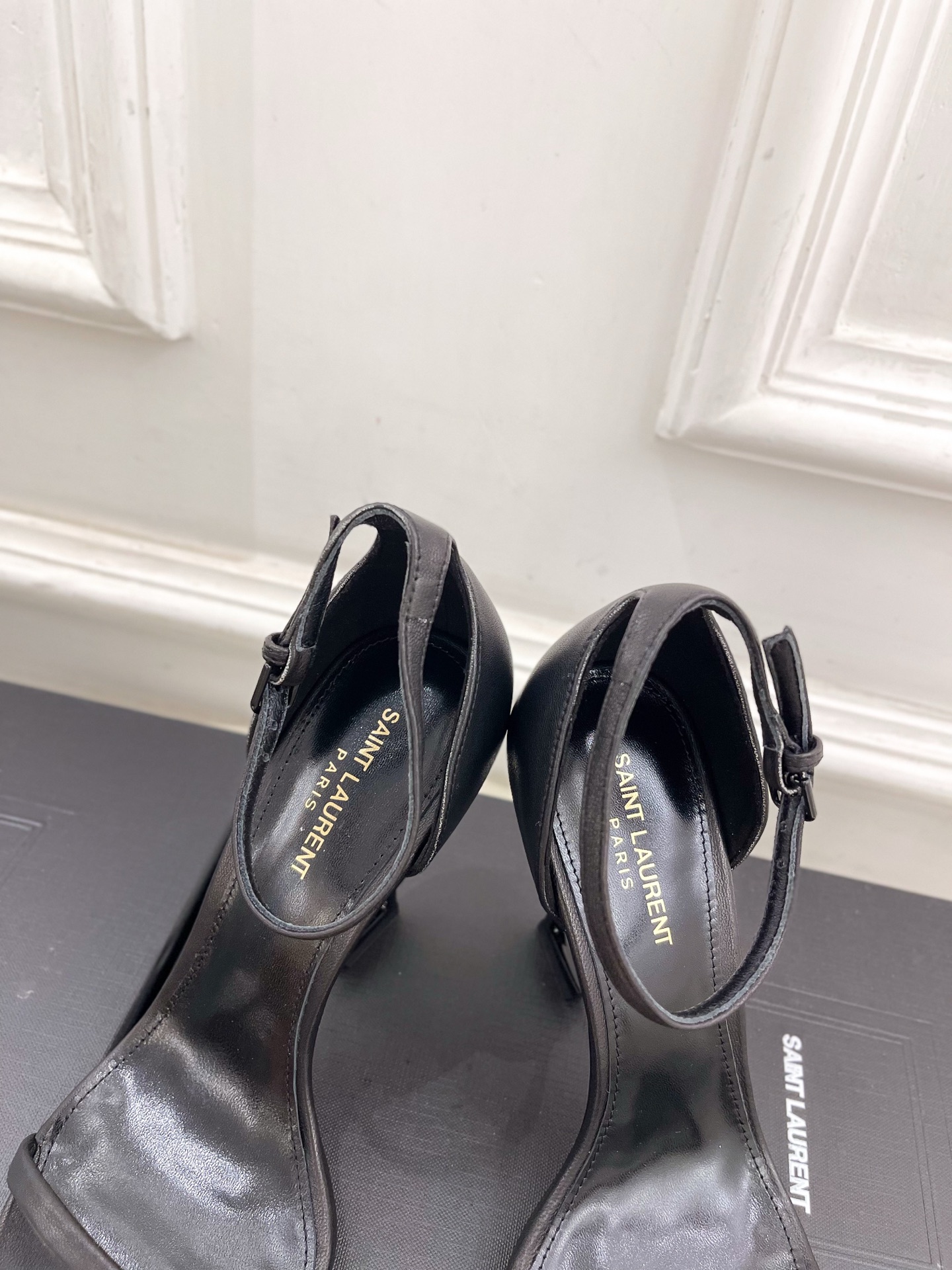 SAIN*LAURENT  圣罗兰 2025春夏新品 YSL字母跟一字带高跟凉鞋上新☑️
———————
