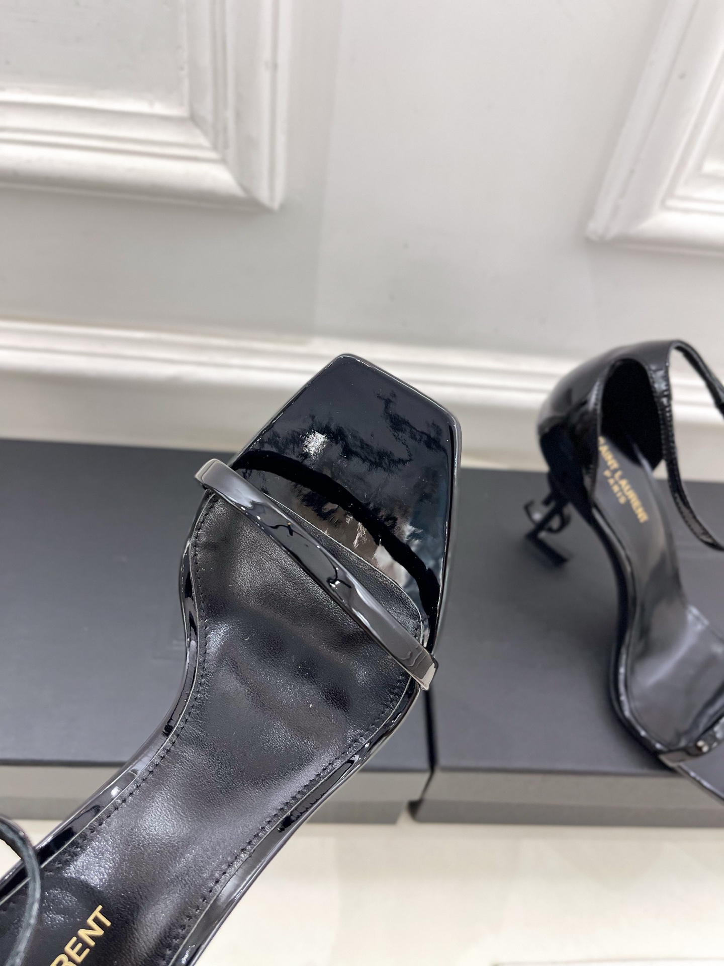 SAIN*LAURENT  圣罗兰 2025春夏新品 YSL字母跟一字带高跟凉鞋上新☑️
———————