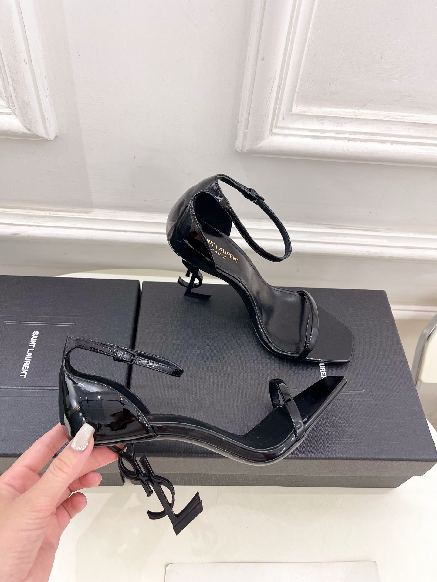 SAIN*LAURENT  圣罗兰 2025春夏新品 YSL字母跟一字带高跟凉鞋上新☑️
———————