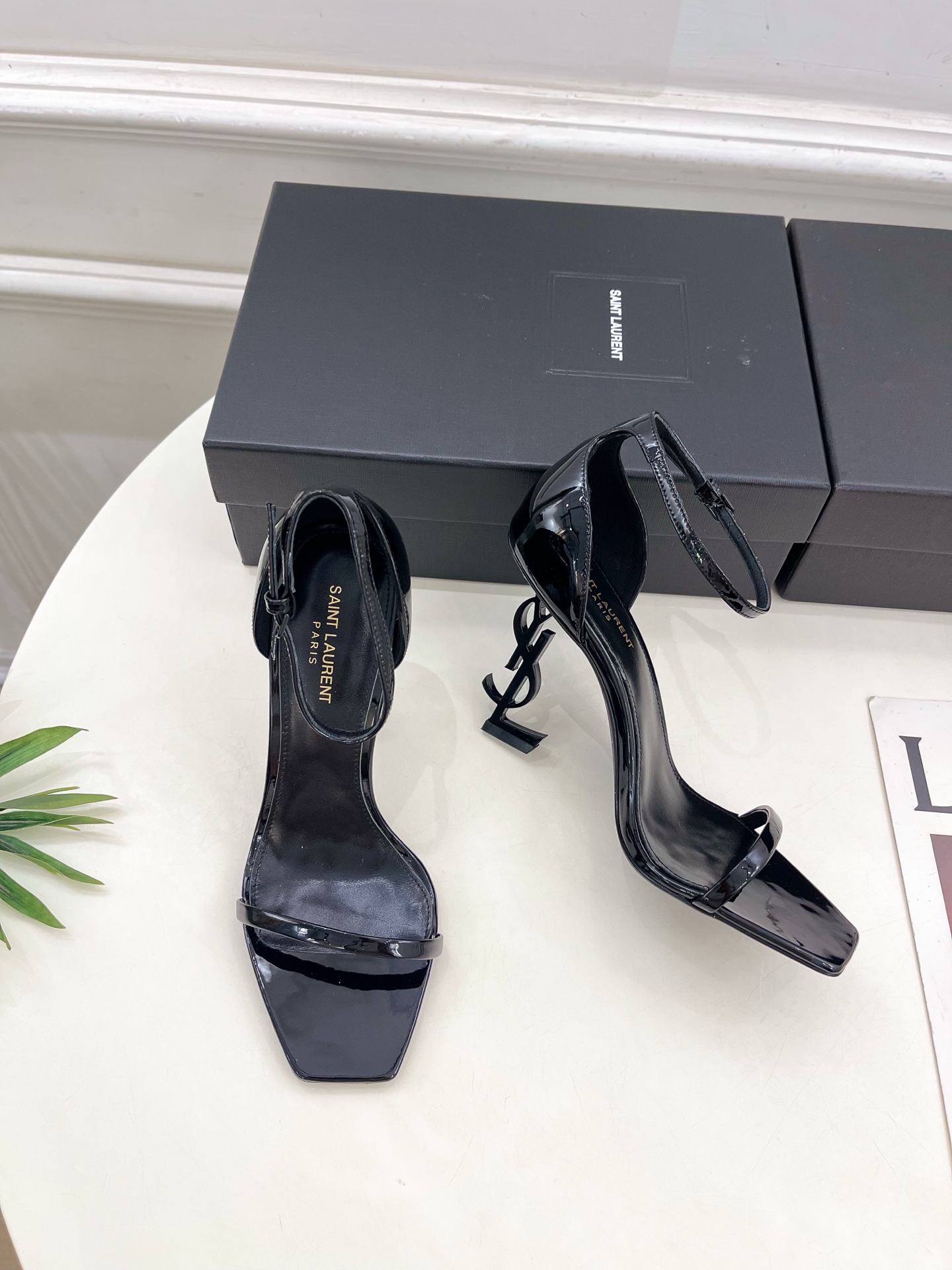 SAIN*LAURENT  圣罗兰 2025春夏新品 YSL字母跟一字带高跟凉鞋上新☑️
———————