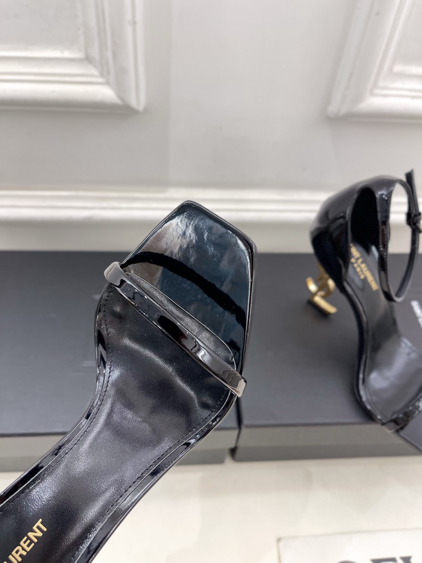 SAIN*LAURENT  圣罗兰 2025春夏新品 YSL字母跟一字带高跟凉鞋上新☑️
———————