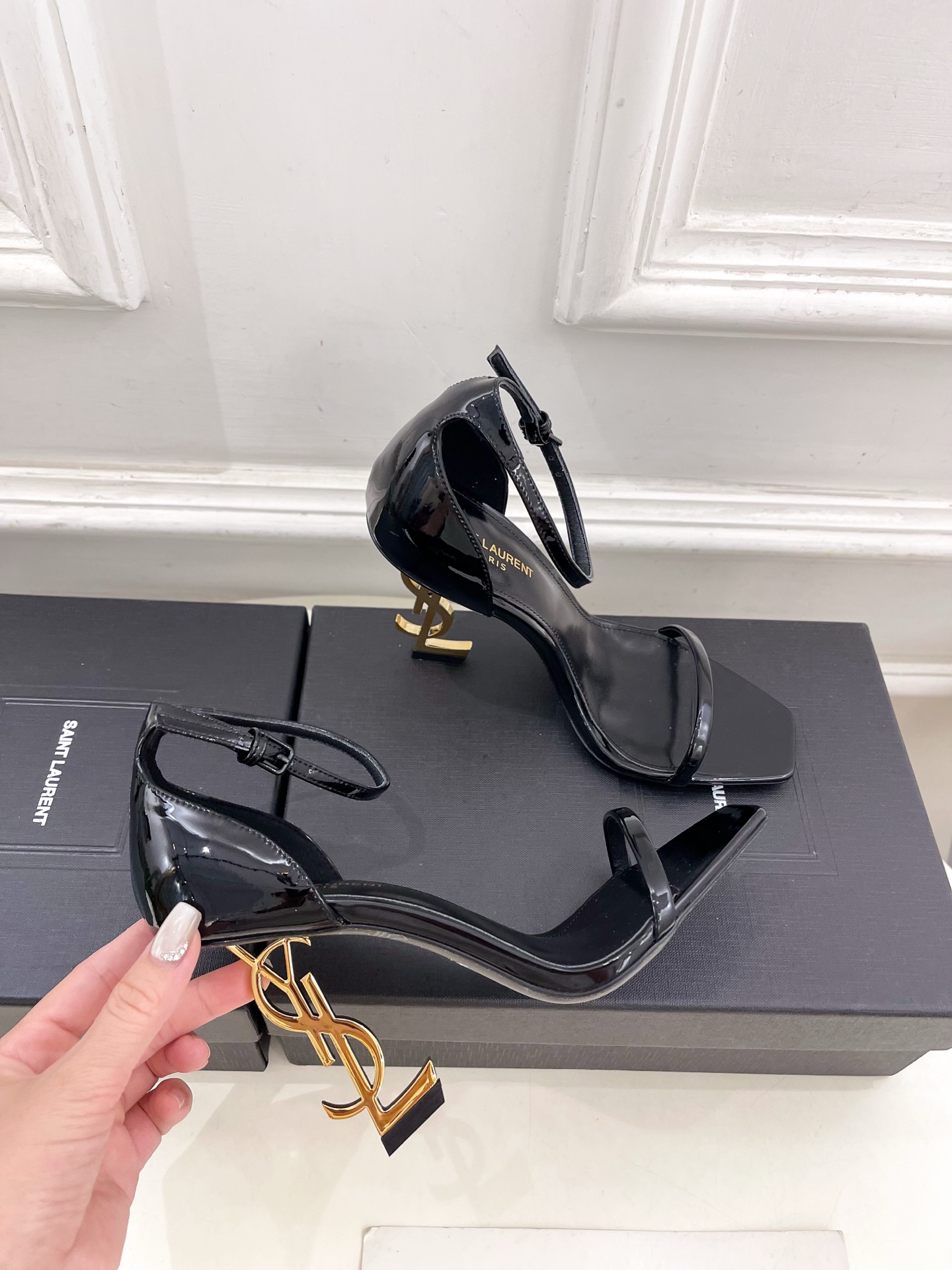 SAIN*LAURENT  圣罗兰 2025春夏新品 YSL字母跟一字带高跟凉鞋上新☑️
———————