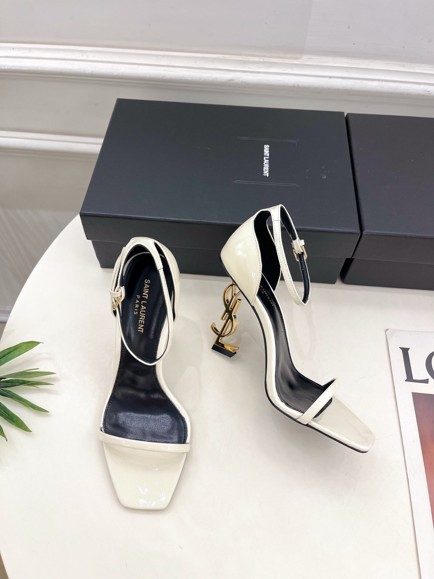 SAIN*LAURENT  圣罗兰 2025春夏新品 YSL字母跟一字带高跟凉鞋上新☑️
———————