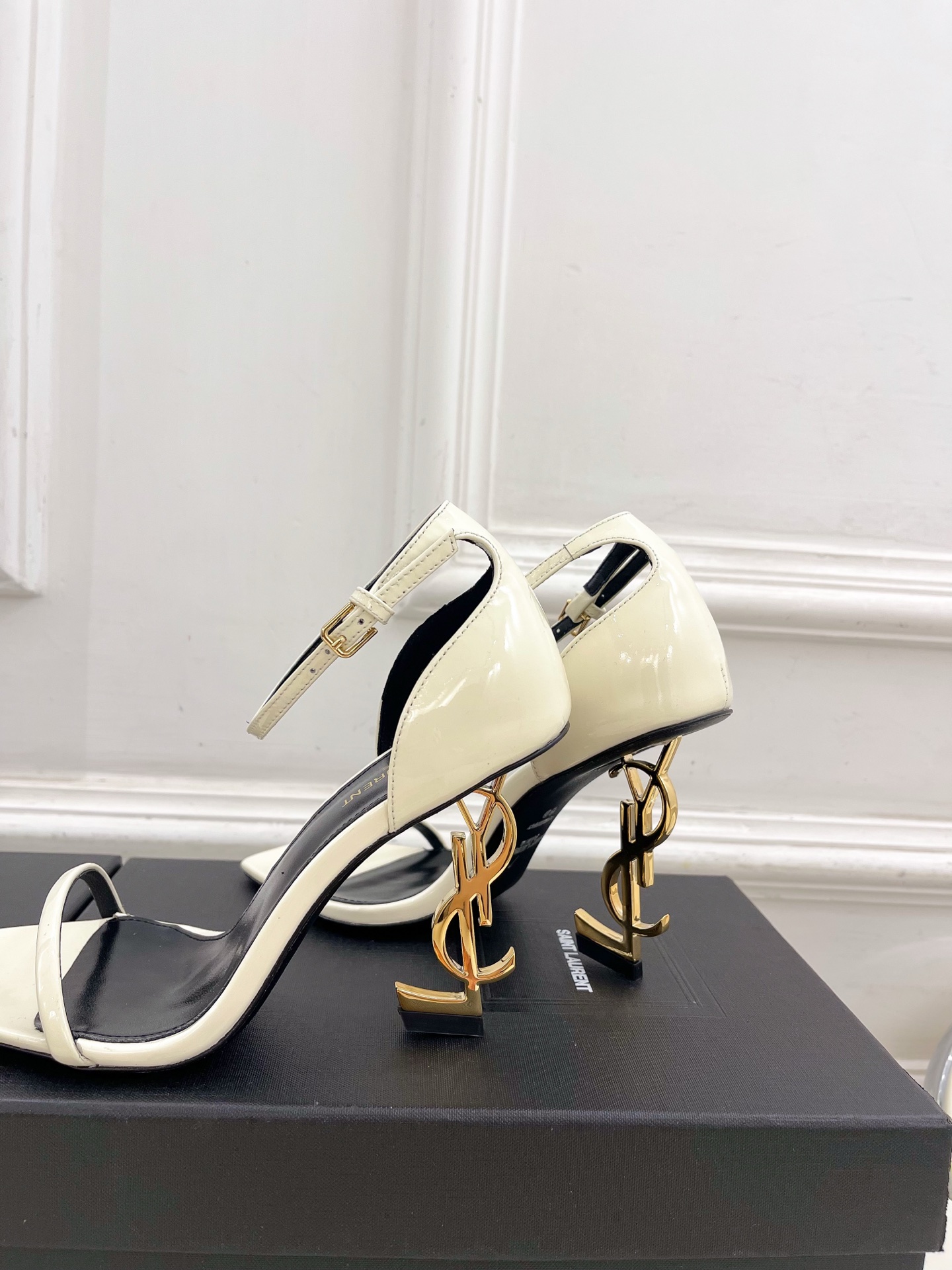 SAIN*LAURENT  圣罗兰 2025春夏新品 YSL字母跟一字带高跟凉鞋上新☑️
———————
