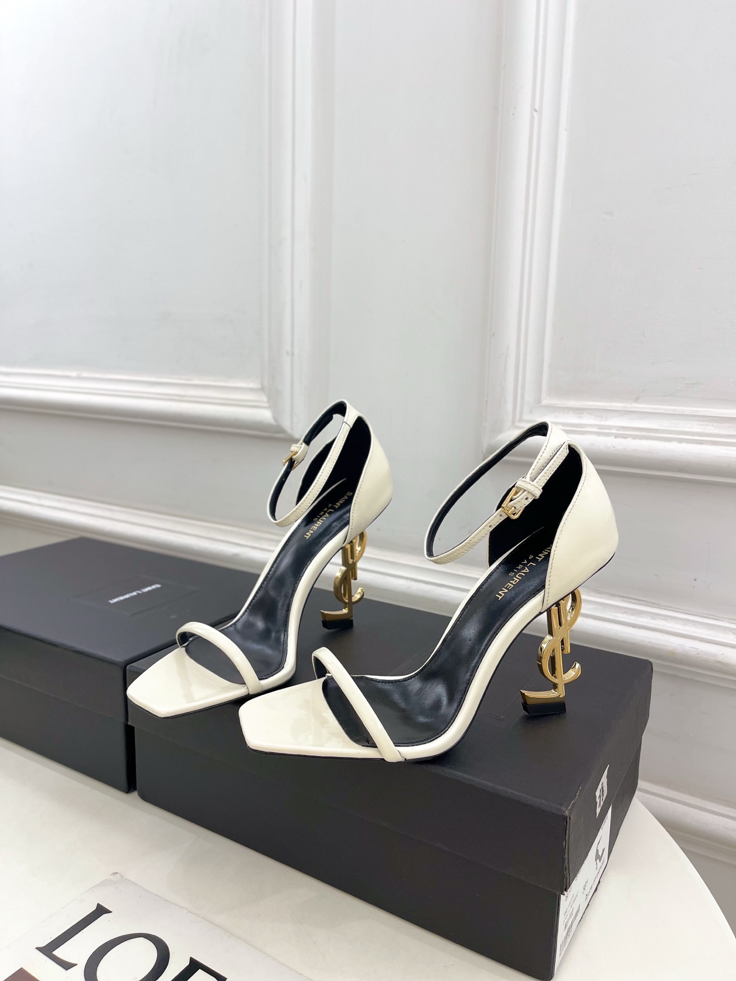 SAIN*LAURENT  圣罗兰 2025春夏新品 YSL字母跟一字带高跟凉鞋上新☑️
———————