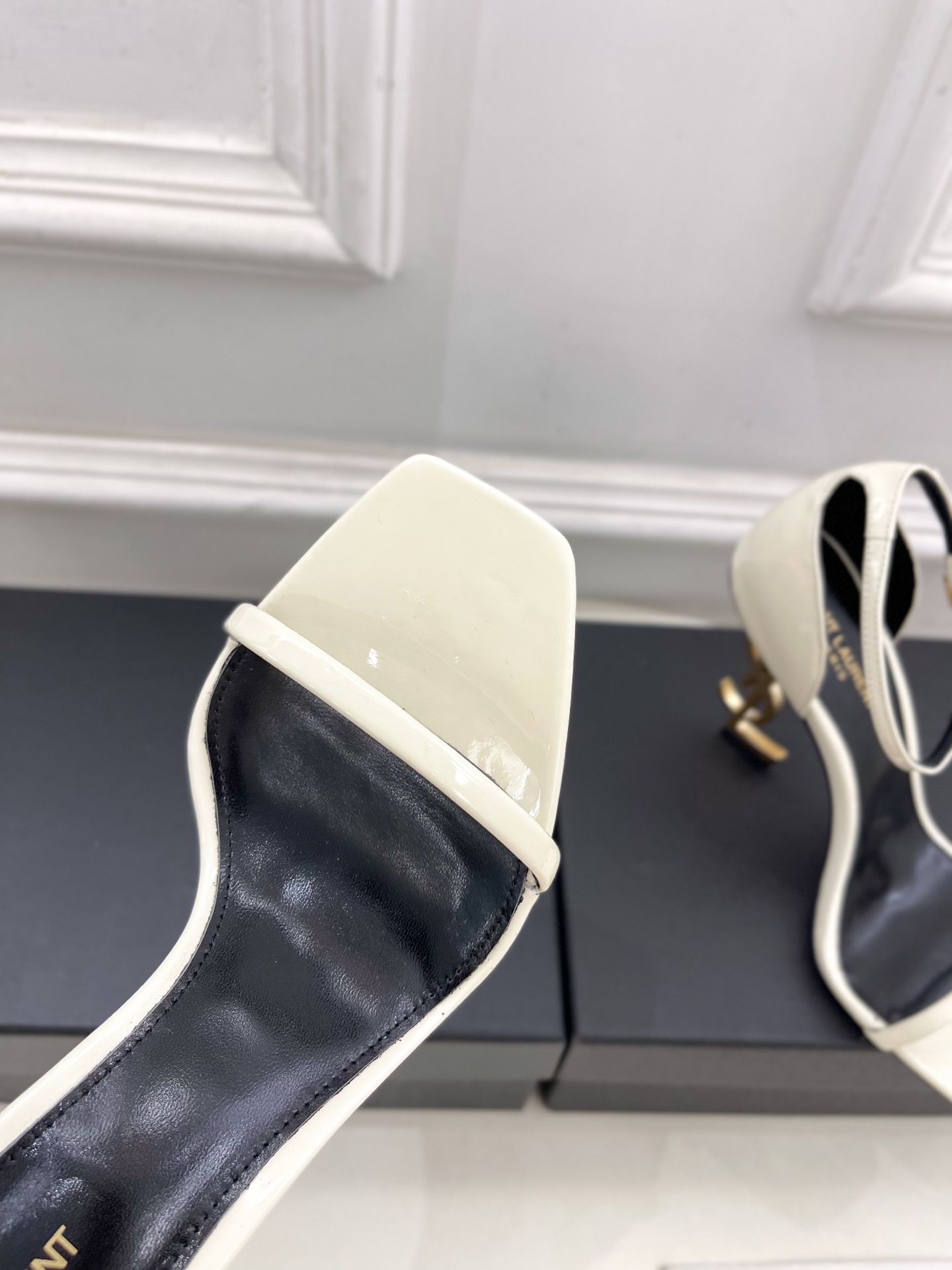 SAIN*LAURENT  圣罗兰 2025春夏新品 YSL字母跟一字带高跟凉鞋上新☑️
———————