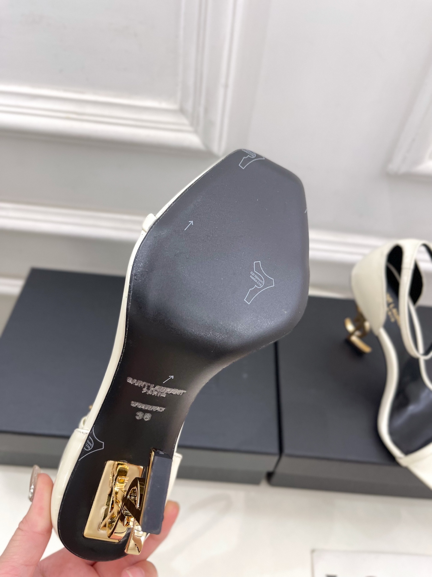 SAIN*LAURENT  圣罗兰 2025春夏新品 YSL字母跟一字带高跟凉鞋上新☑️
———————