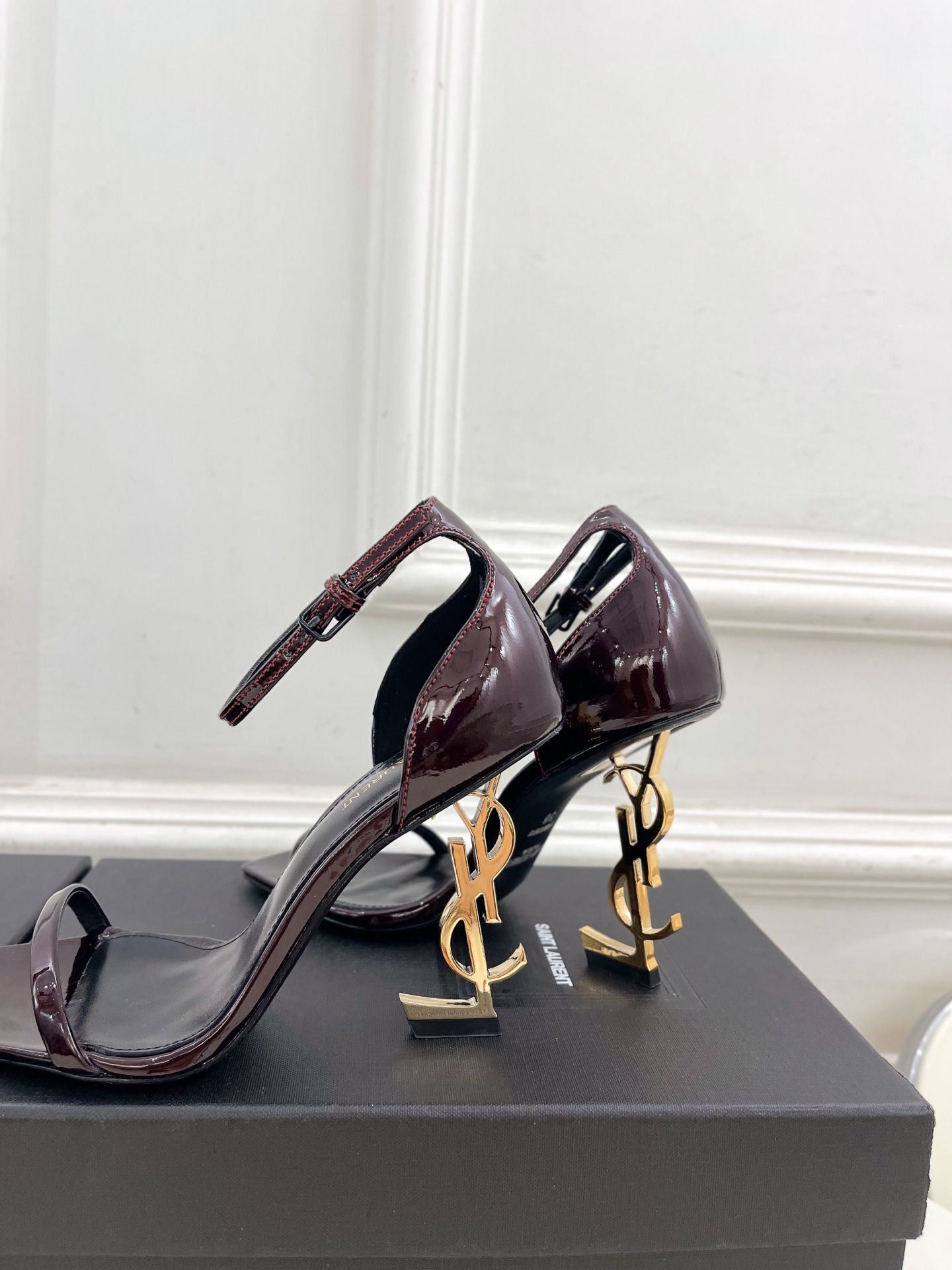 SAIN*LAURENT  圣罗兰 2025春夏新品 YSL字母跟一字带高跟凉鞋上新☑️
———————