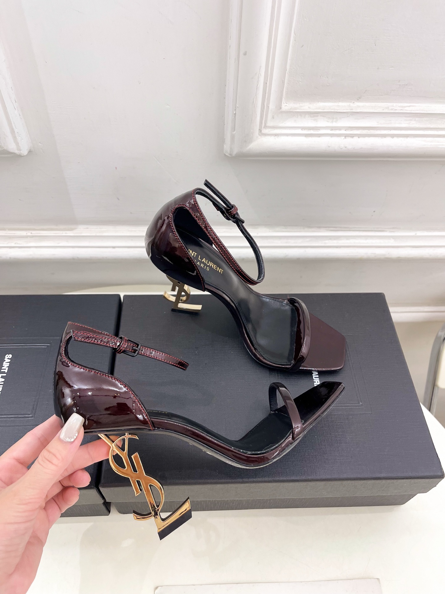 SAIN*LAURENT  圣罗兰 2025春夏新品 YSL字母跟一字带高跟凉鞋上新☑️
———————